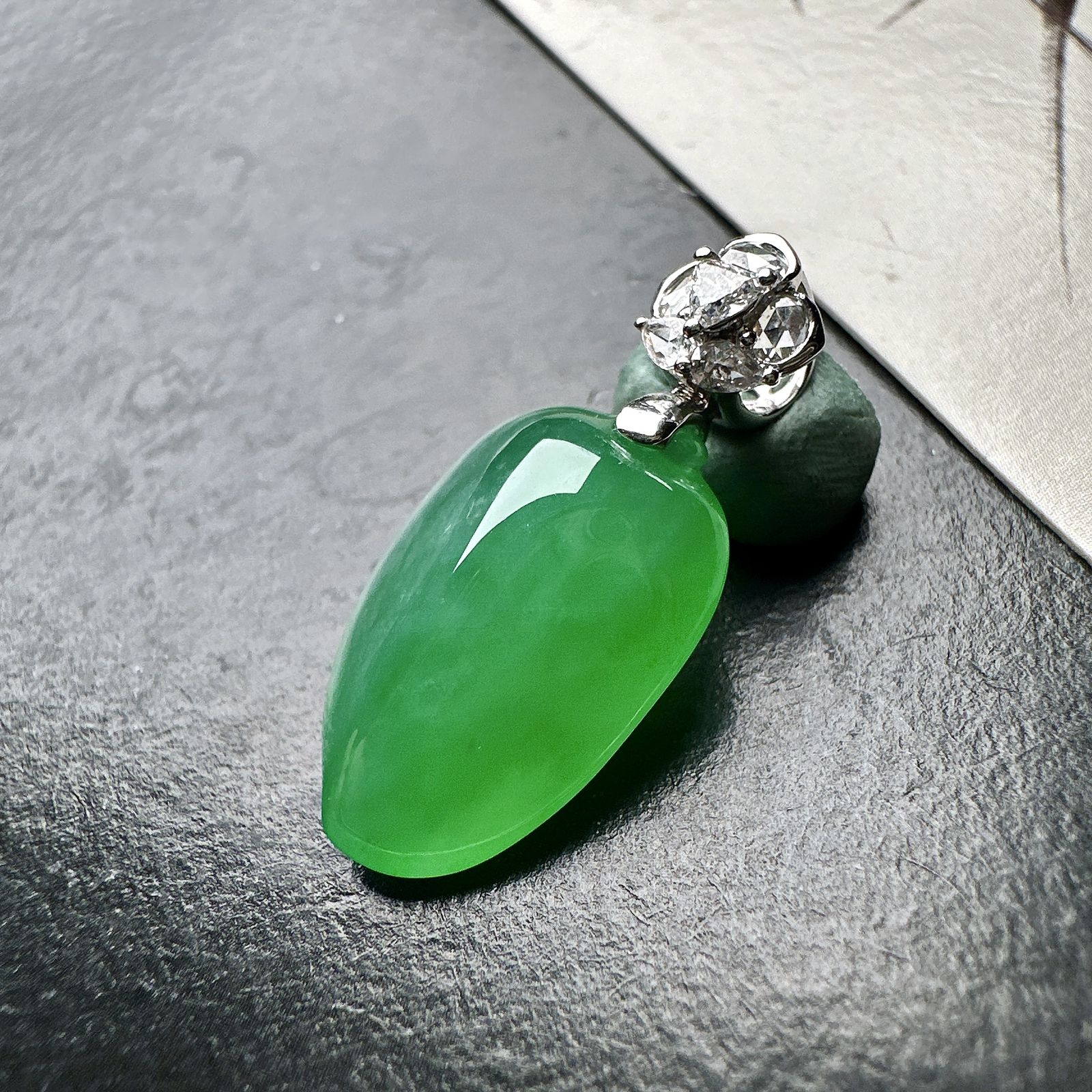 【冰种满绿福瓜吊坠】种水上乘，晶莹剔透，纯净通透，18k金钻精美镶嵌，裸石尺寸18.9*12.7*7.2毫米