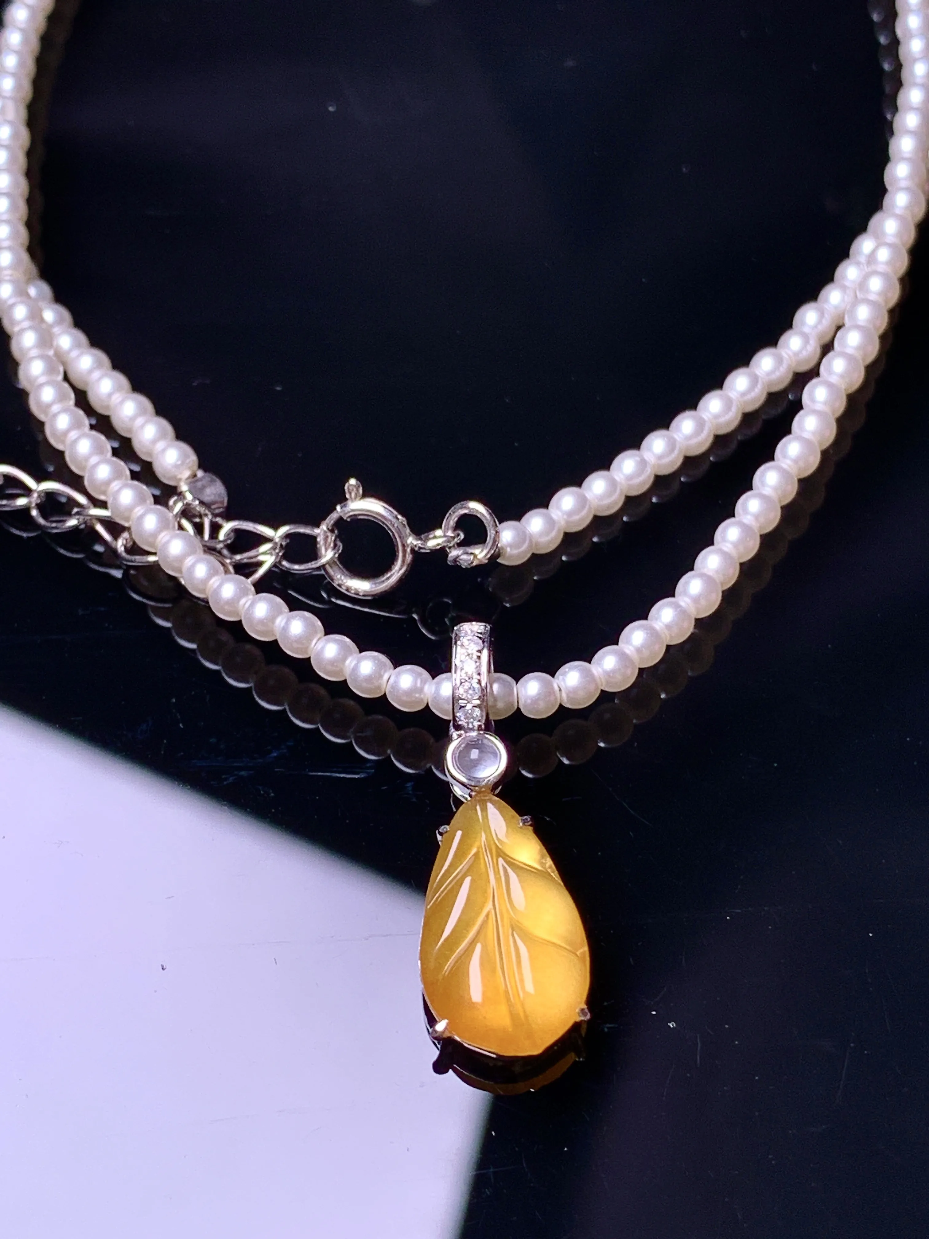 18k金钻镶嵌黄翡树叶吊坠 玉质细腻 色泽清新艳丽 整体尺寸21*7.5*3