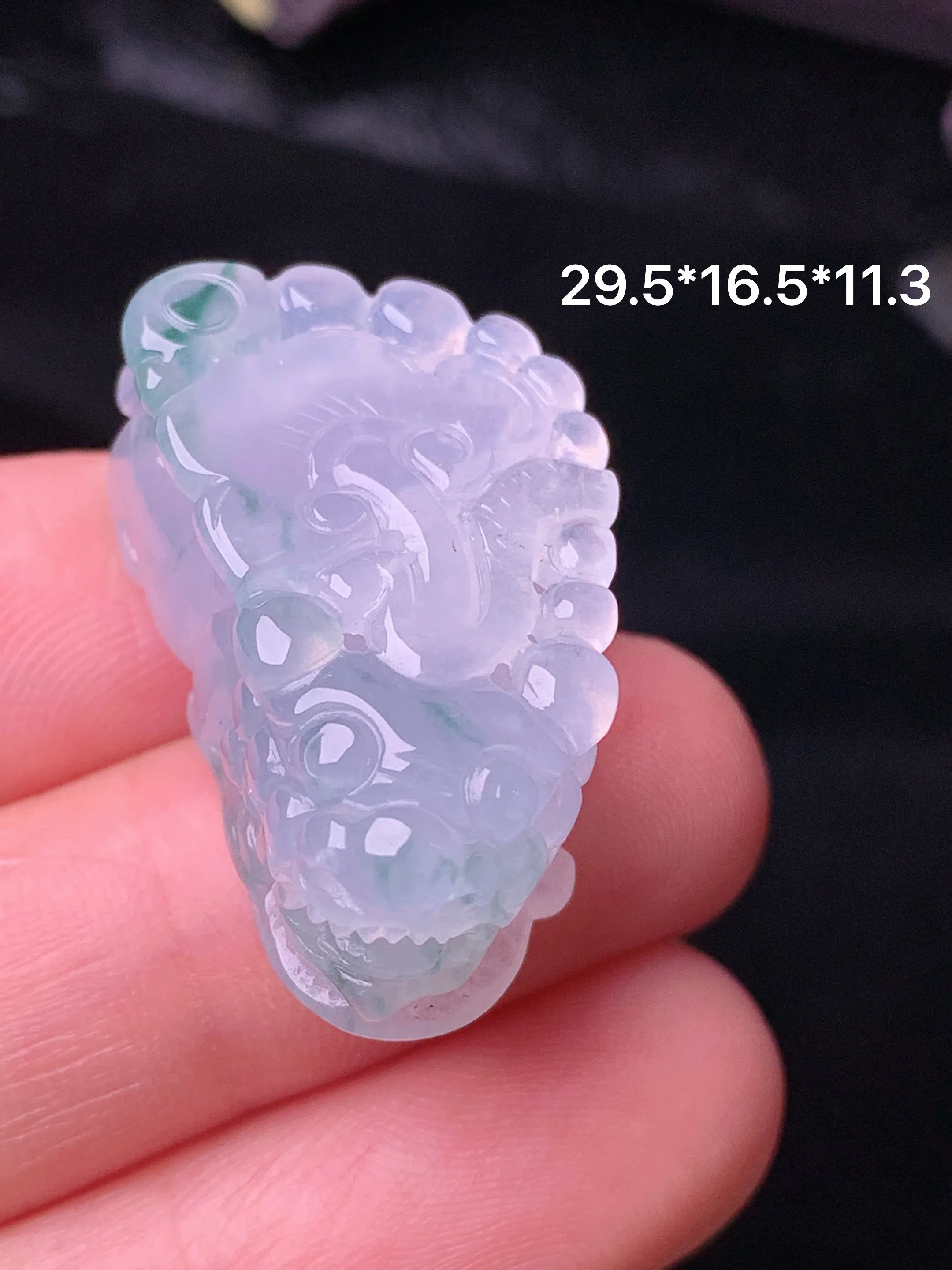 冰种飘绿貔貅吊坠 玉质细腻 色泽清新艳丽 整体尺寸29.5*16.5*11.3