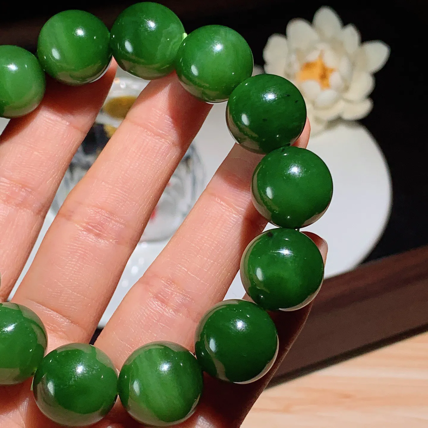 和田玉菠菜绿俄罗斯碧玉手串。单颗尺寸16！玉质细腻油润。手推出油。佩戴高端典雅。lt251203