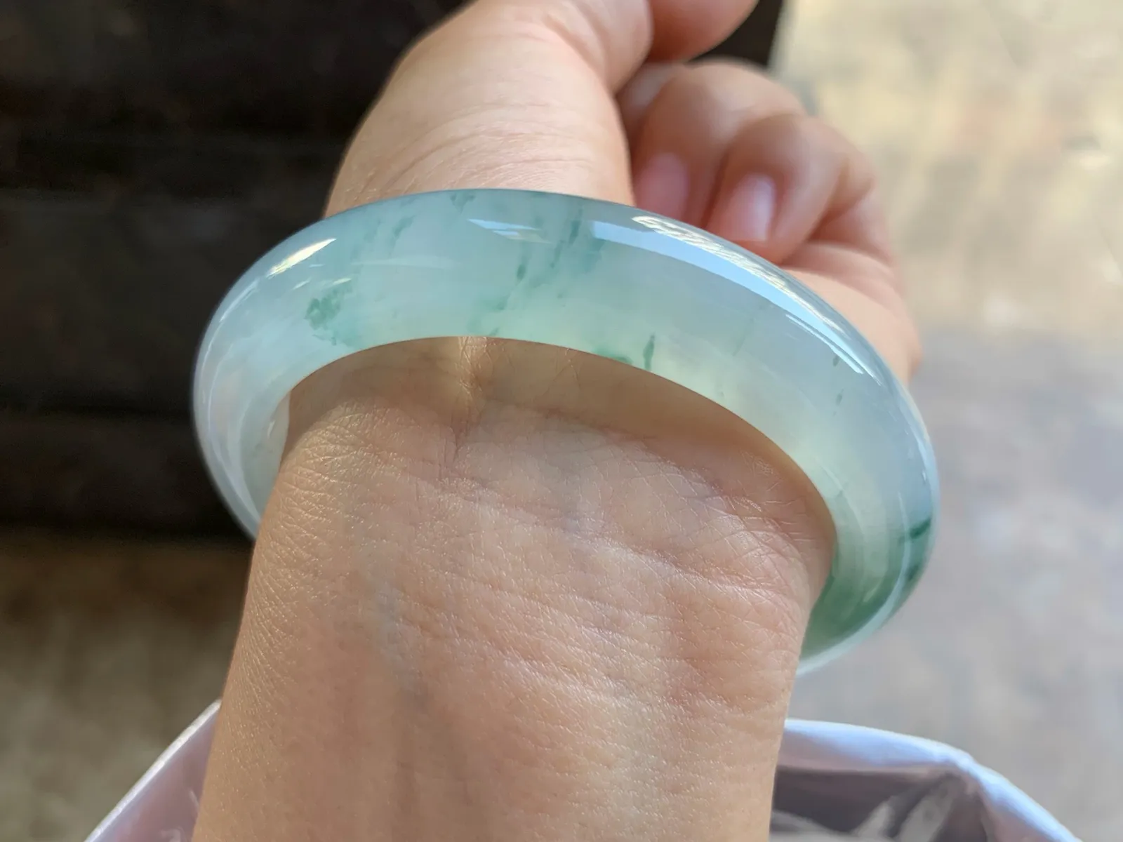 55-11.8-9mm
冰种飘花手镯 水润冰透 花色漂亮