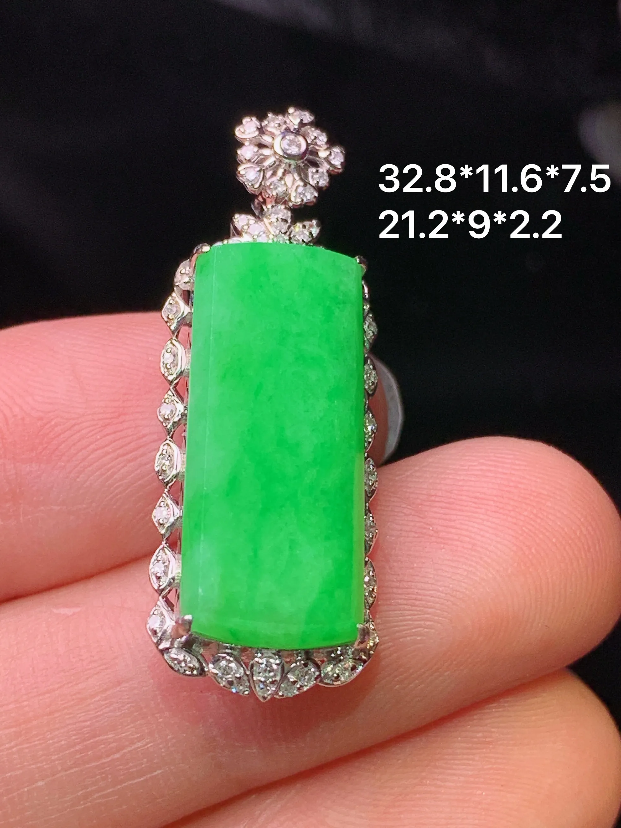 18k金钻镶嵌翠绿无事牌吊坠 玉质细腻 色泽清新艳丽 整体尺寸32.8*11.6*7.5
