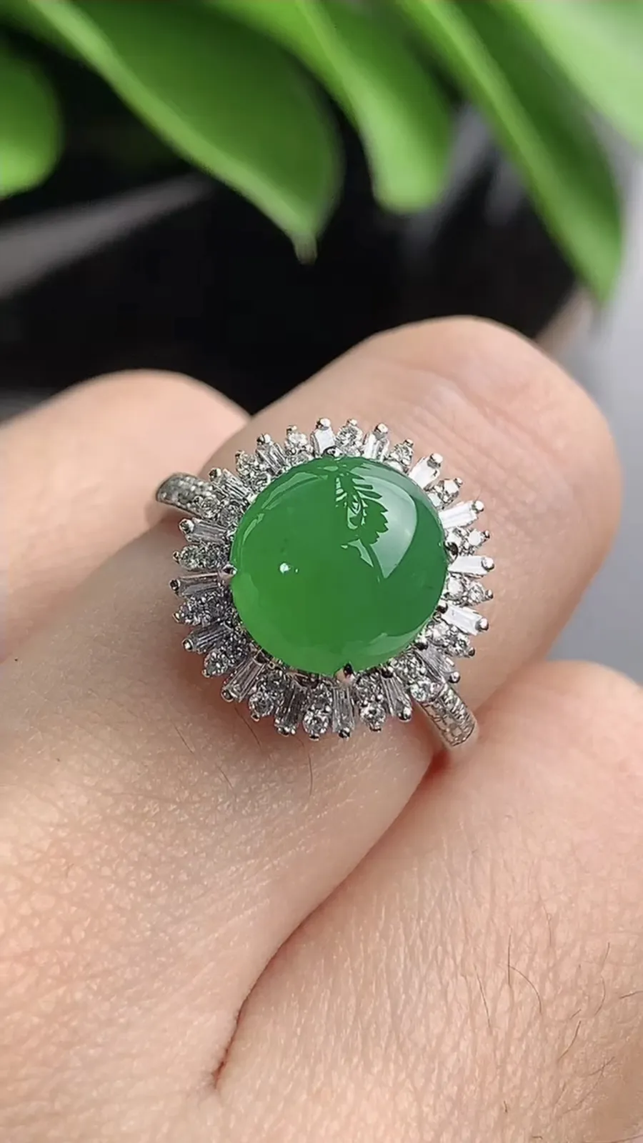 a货翡翠老坑冰种18K金伴钻镶嵌阳绿蛋面戒指 圈口17.4裸石尺寸9.4×8.5mm 重量3.72g 1203