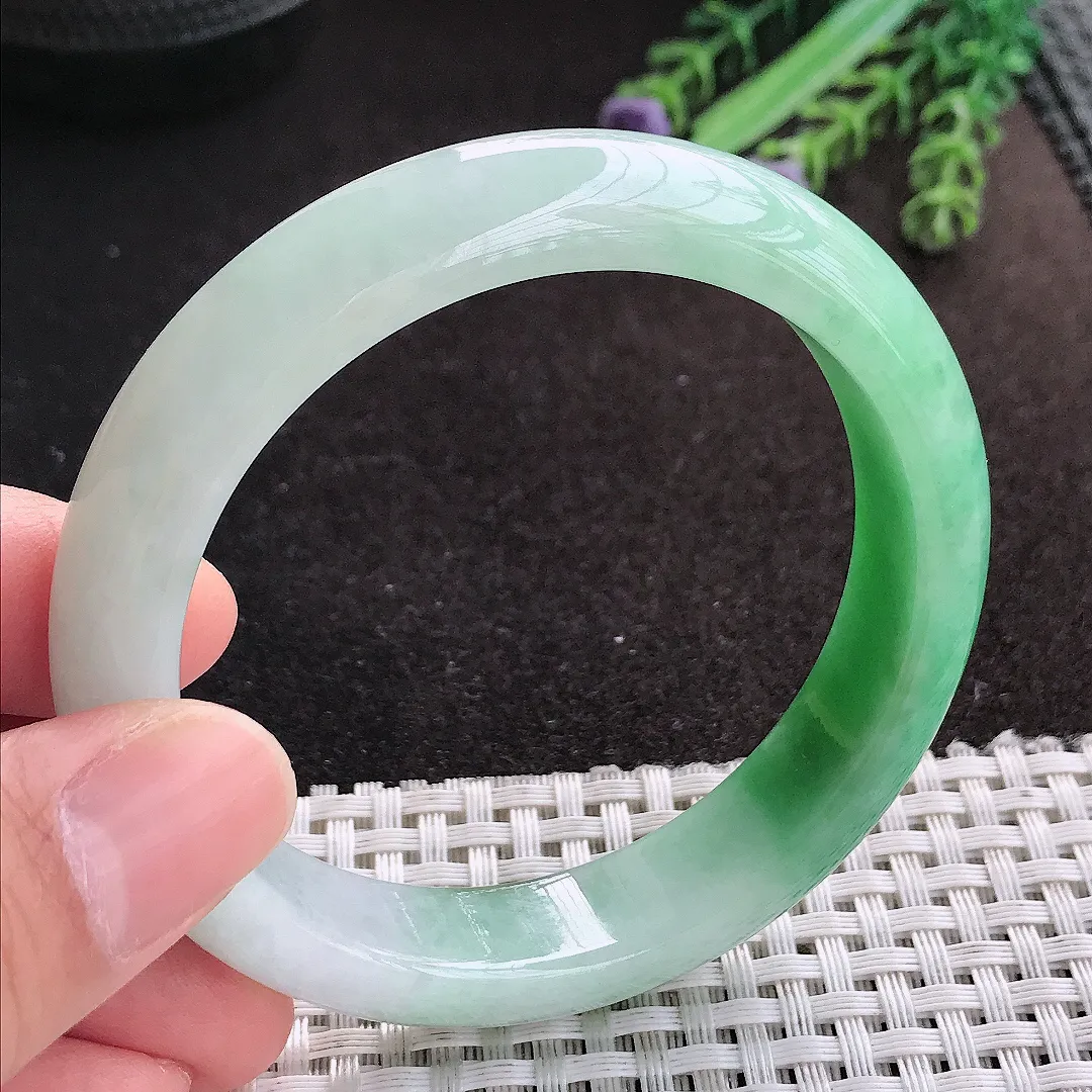 天然A货翡翠56.5/12.9/8.3老坑精美飘阳绿手镯宽边玉手镯