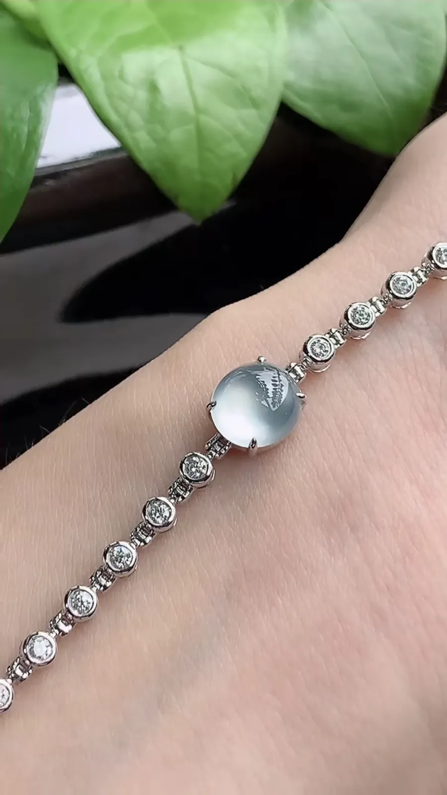 a货翡翠老坑高冰种18K金伴钻镶嵌白月光蛋面手链 尺寸8.3×7.5×5.6mm 重量9.18g 1204