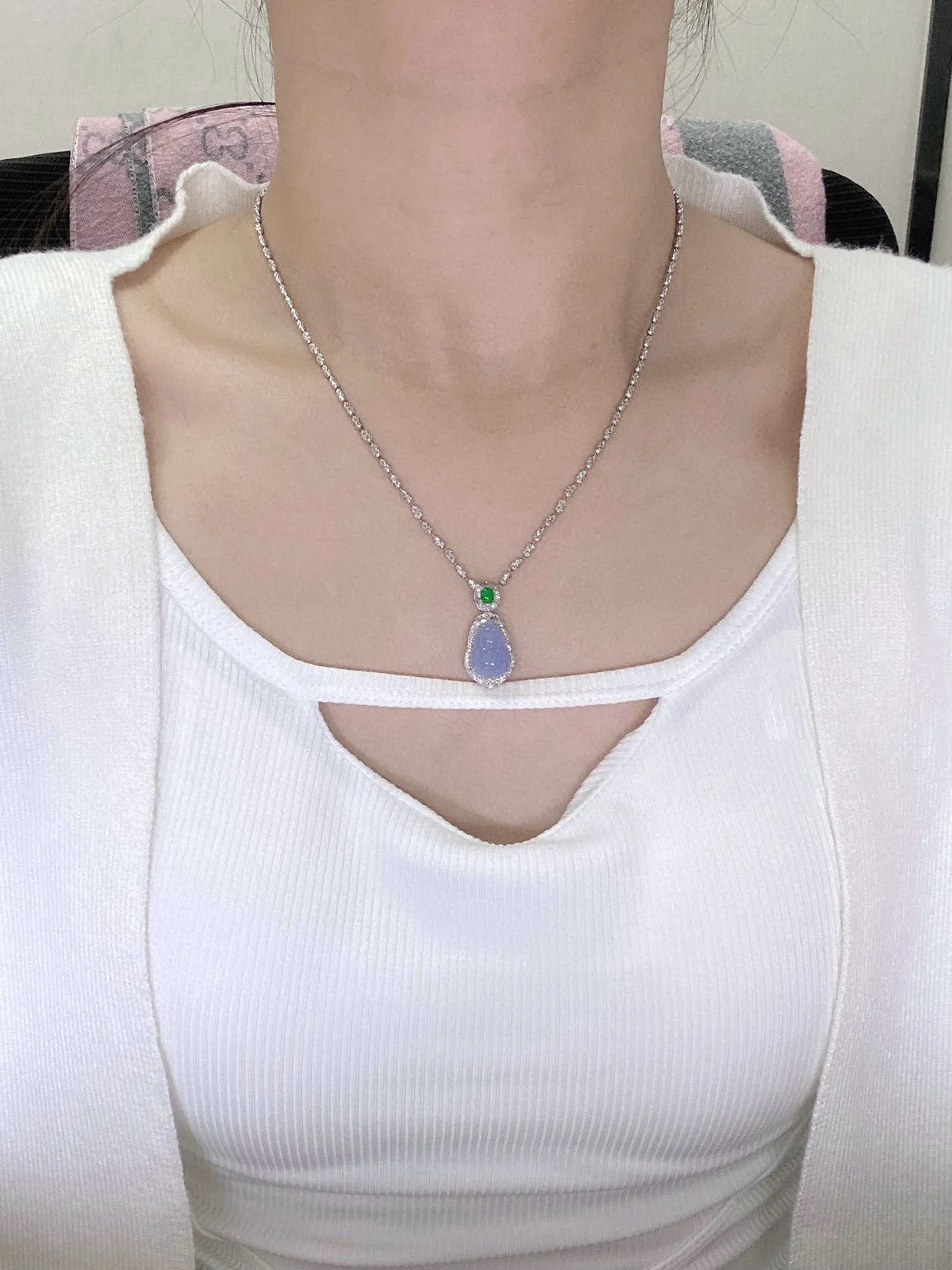 【冰种紫葫芦吊坠】质地细腻，冰透纯净，唯美漂亮，珍藏品质，18K金钻镶嵌，裸石尺寸13.5*9.6*5.6毫米，佩戴很漂亮。