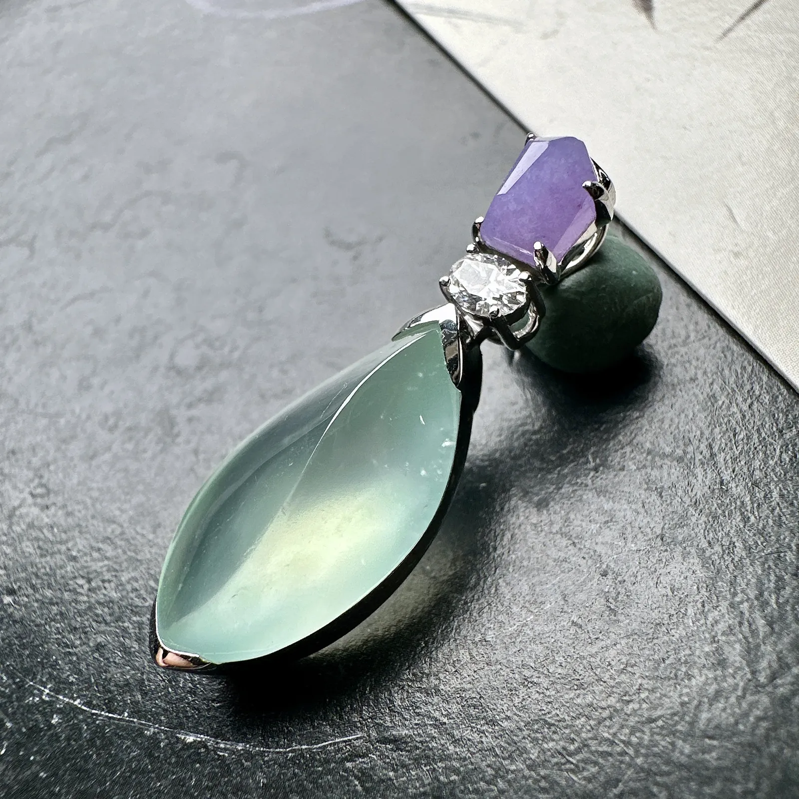 【冰种晴绿随形吊坠】质地非常细腻干净，冰润十足，种老冰透，收藏品质。18k金钻镶嵌，裸石尺寸21.5*5.6毫米