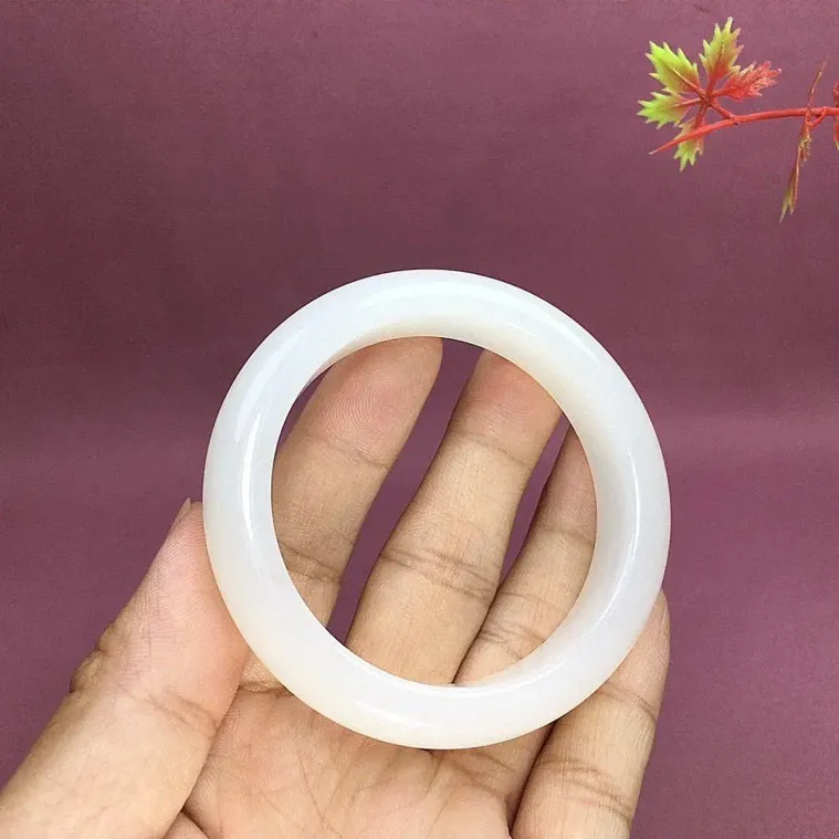 和田玉54圈口羊脂白玉宽条手镯，玉质特细腻油润，白度一级，高脂粉，品相超赞，️萦绕腕间时，古韵不失时尚，素雅不失品味，细腻光滑的触感，使人沉醉，气质高