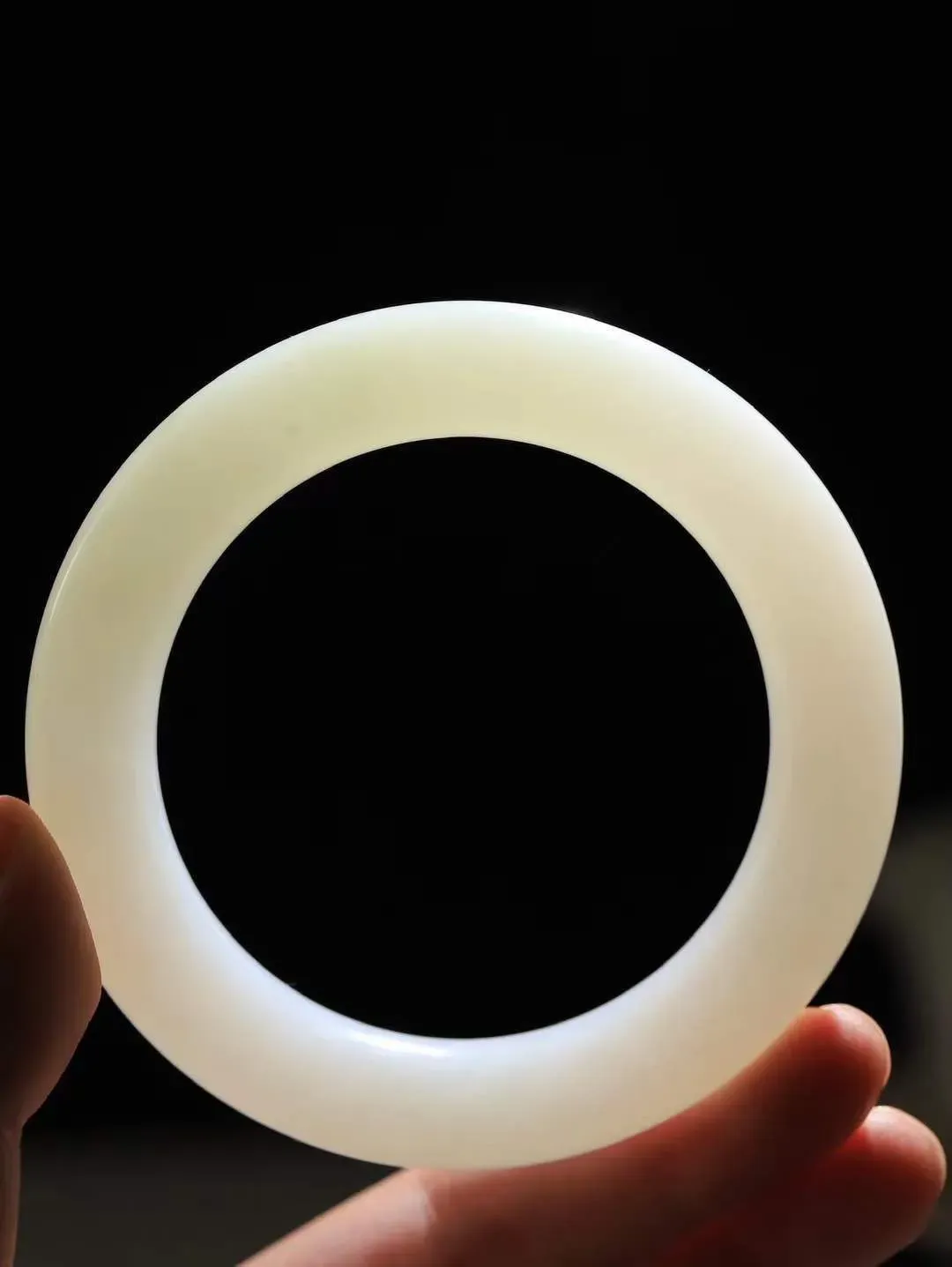 【玉佳人·手镯】

收藏级臻品️和田玉白玉圆条手镯 ，玉质细腻油润，做工细致精美，端庄素雅，亭亭玉立，芊芊素手。芊芊素手，怎能忘镯？秀美圆条，更显婀娜。内径58.5mm 尺寸12.9-12.8mm重85克69120380A