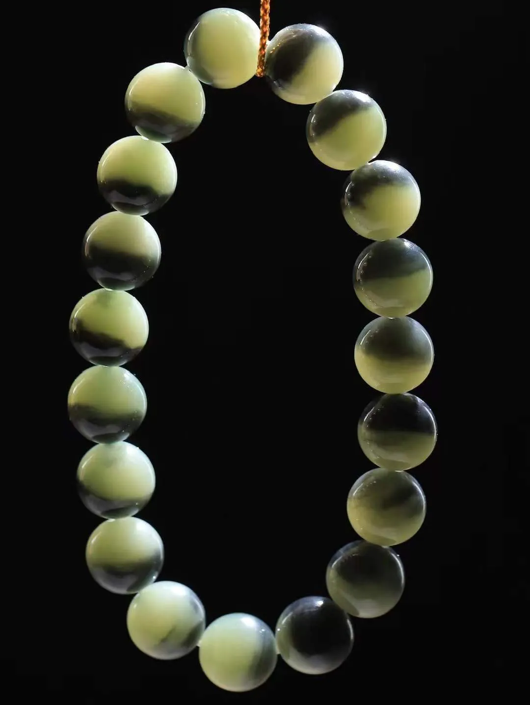 【珠圆玉润.手串】

精品️和田玉珠圆玉润手串 玉质温润细腻  整串打磨圆润，佩戴舒适。珠珠落玉盘，间关莺语花底滑，一生美好时光，无论身在何处，都有它相伴相守。事事顺遂，幸福美满，吉祥如意。重28.2克 尺寸取一10mm  FDA-22120333