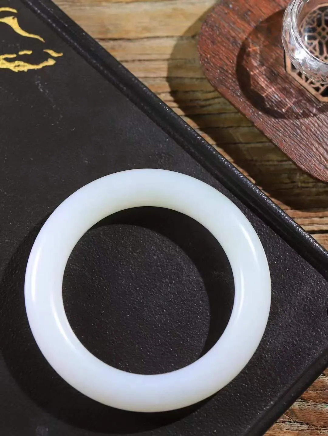 【玉佳人·手镯】

收藏级臻品️和田玉白玉圆条手镯 ，玉质细腻油润，做工细致精美，端庄素雅，亭亭玉立，芊芊素手。芊芊素手，怎能忘镯？秀美圆条，更显婀娜。内径58.5mm 尺寸12.9-12.8mm重85克69120380A