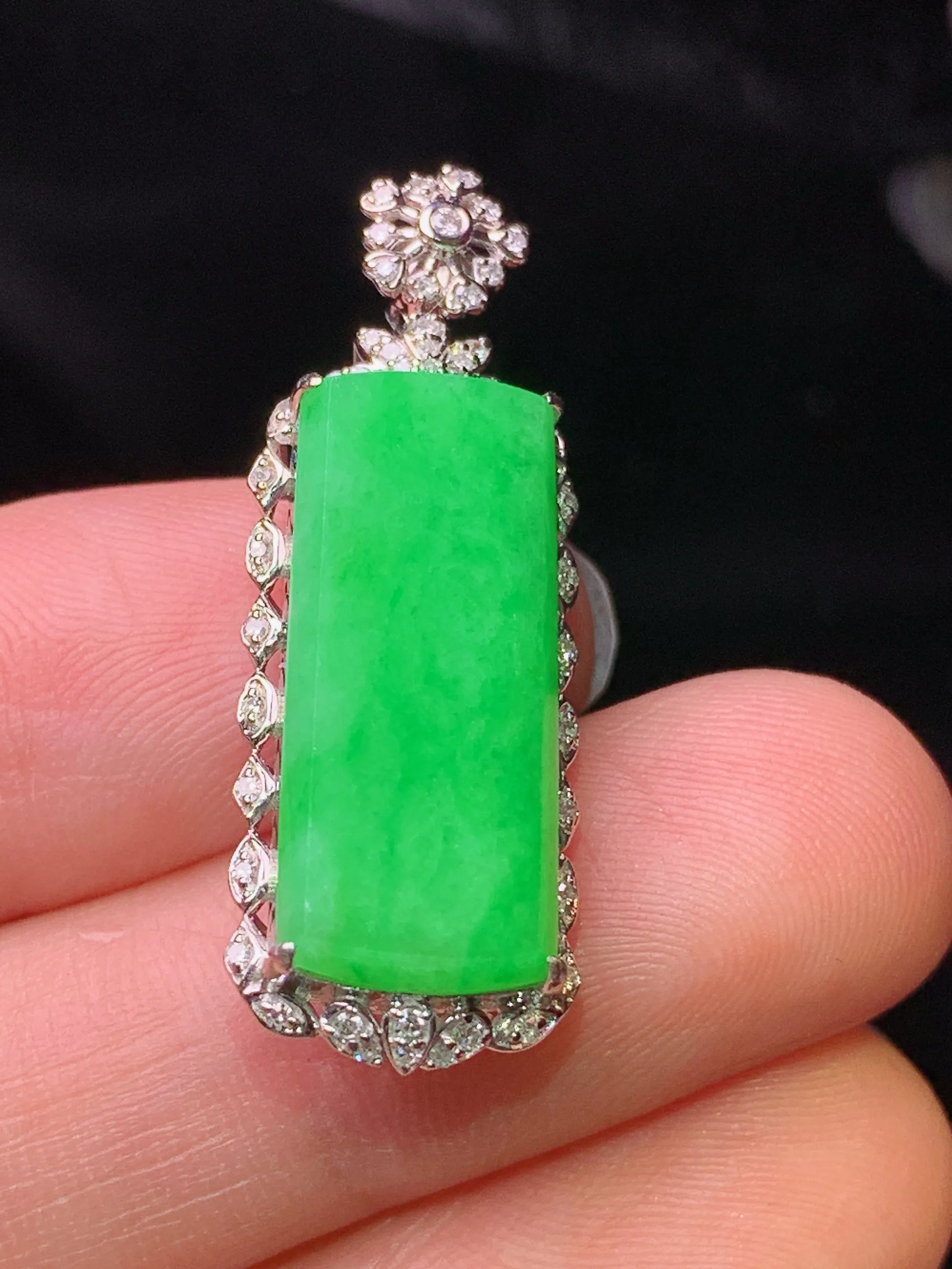 18k金钻镶嵌翠绿无事牌吊坠 玉质细腻 色泽清新艳丽 整体尺寸32.8*11.6*7.5