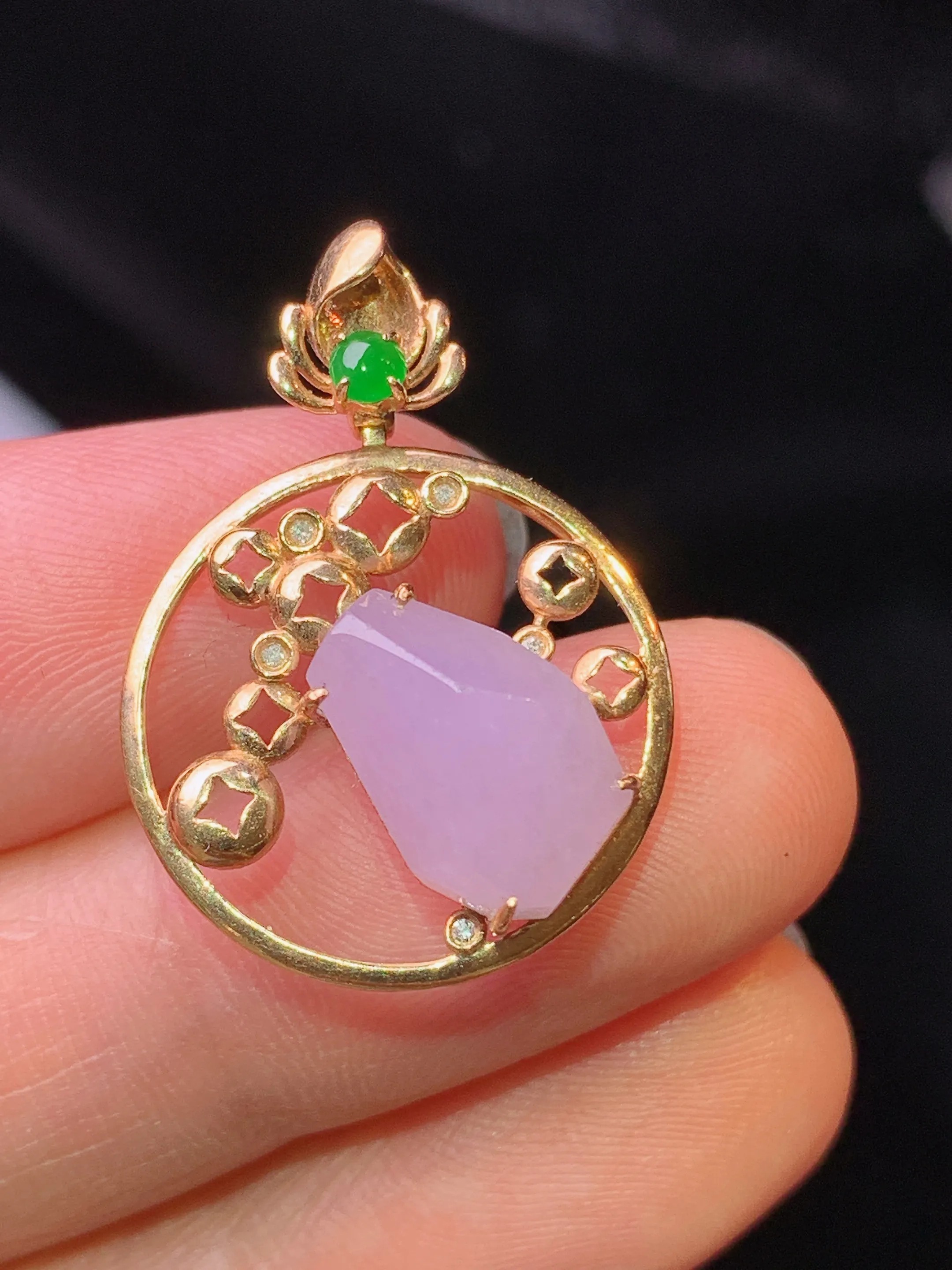 18k金镶嵌紫罗兰随形吊坠 玉质细腻 色泽清新艳丽 整体尺寸25.5*18.6*7.5