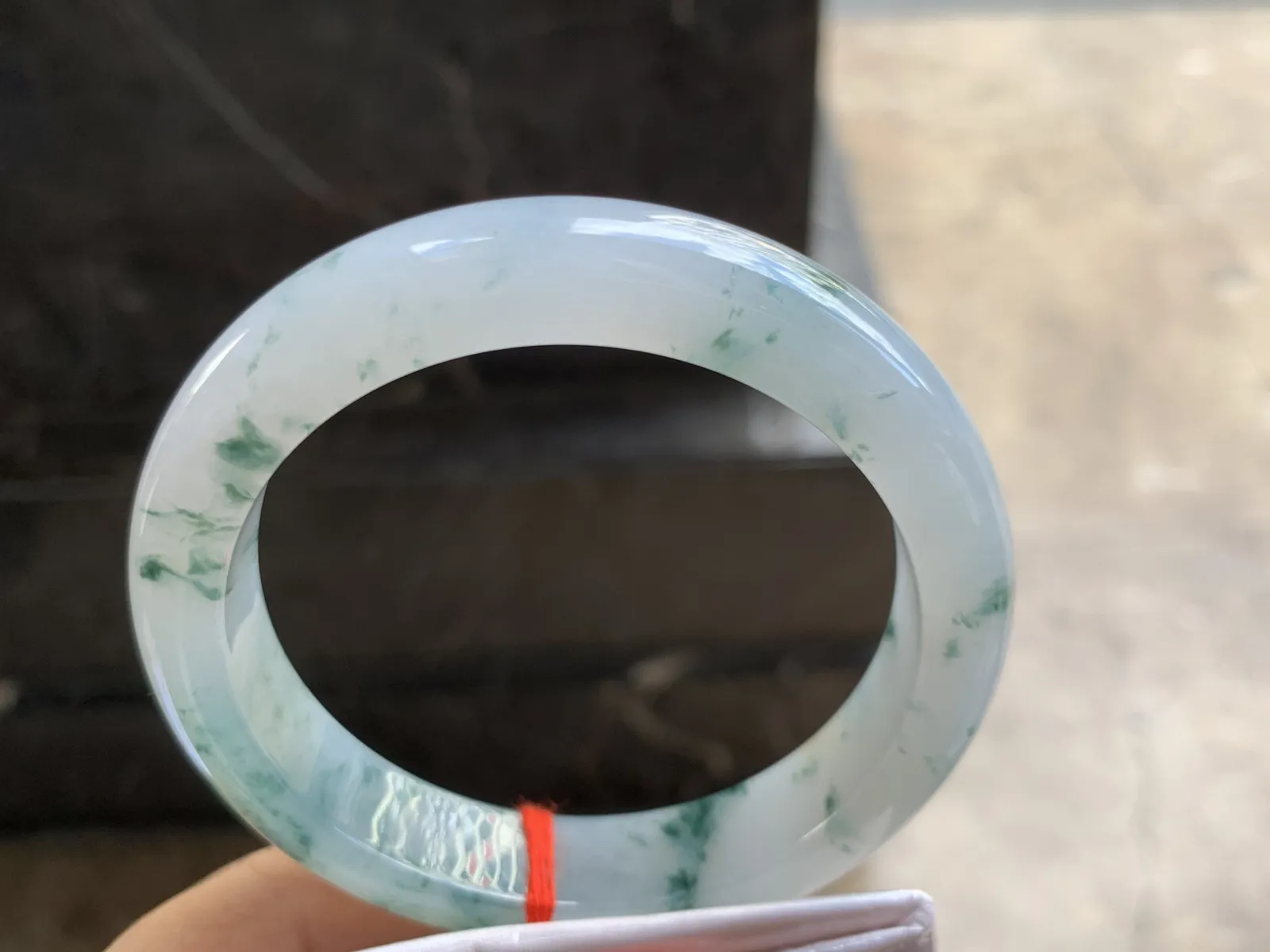 60-13.4-9.4mm
飘花大圈口手镯 底子细腻 花色灵动