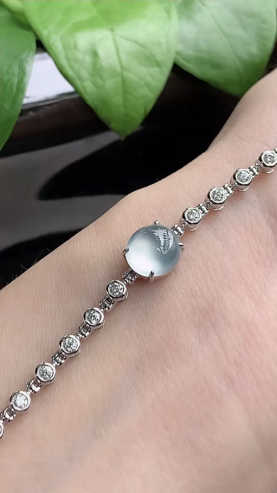 a货翡翠老坑高冰种18K金伴钻镶嵌白月光蛋面手链 尺寸8.3×7.5×5.6mm 重量9.18g 1204