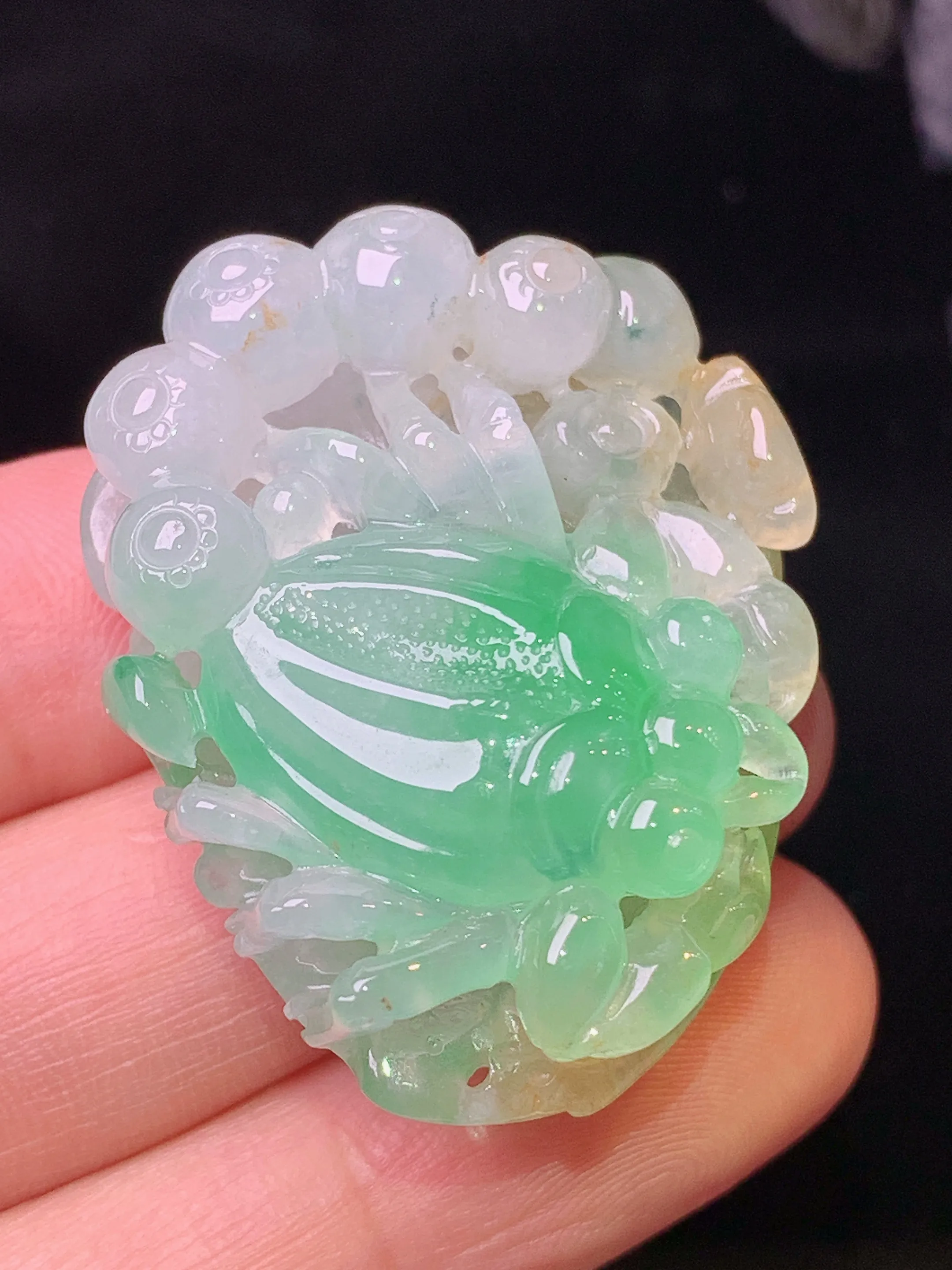 飘绿黄蝎子吊坠 玉质细腻 色泽清新  整体尺寸38.2*29.2*13.5