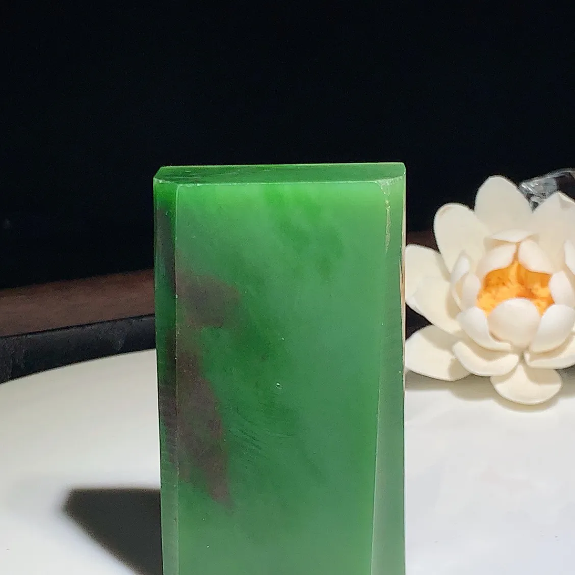 和田玉七号矿红皮料阳绿俄罗斯碧玉原石。尺寸73/42/15重133.7克。玉质细腻油润。手推出油。佩戴高端典雅。lt251203