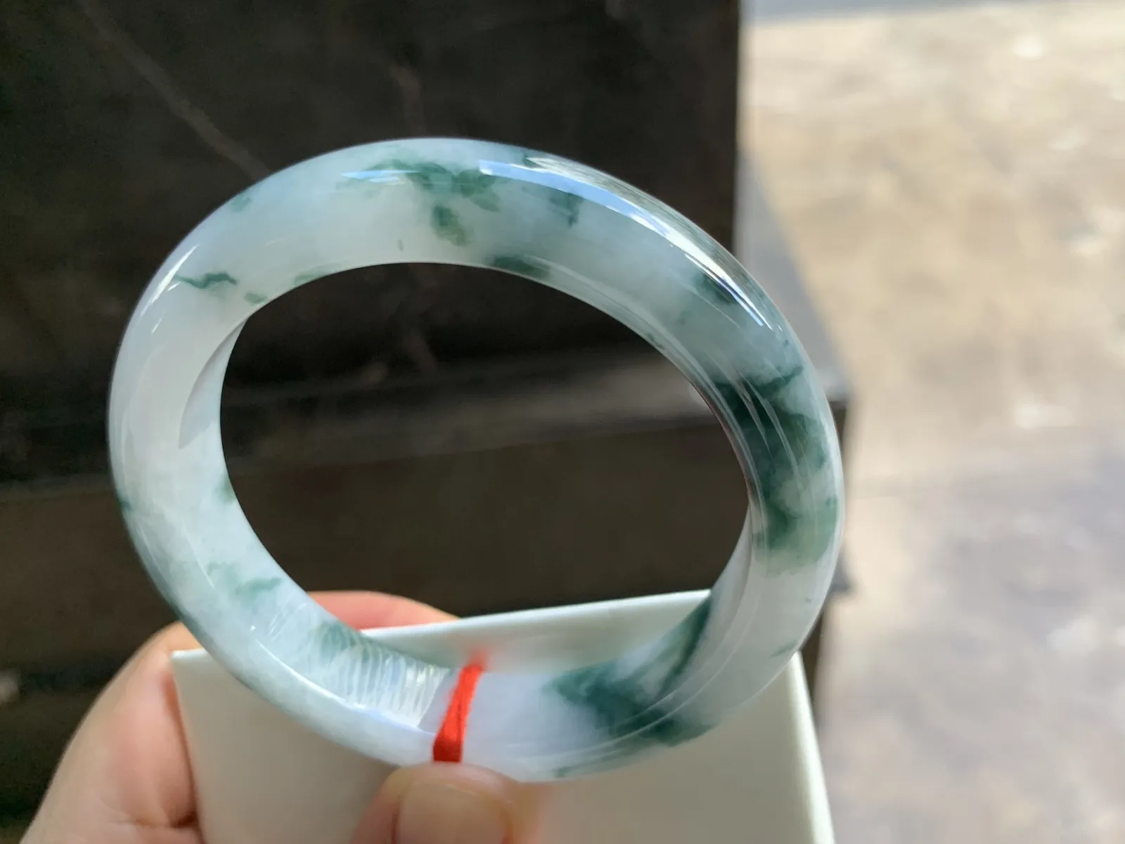 55-12.4-8.4mm
飘花手镯 底子细腻 花色浓郁