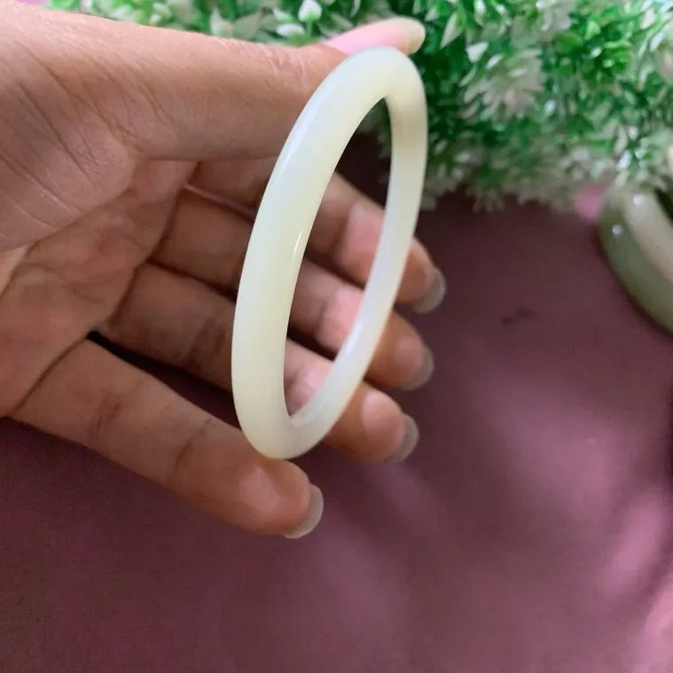 和田玉58圈口且末糖料手镯，玉质特细腻油润，白度一级，高脂粉，品相超赞，️萦绕腕间时，古韵不失时尚，素雅不失品味，细腻光滑的触感，使人沉醉，气质高