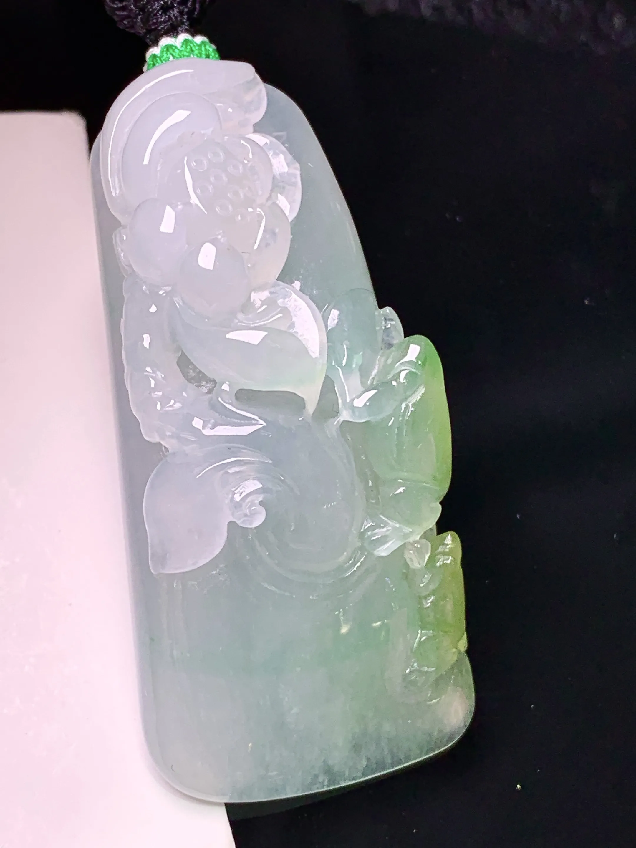 飘黄花开富贵吊坠 玉质细腻 色泽清新艳丽 整体尺寸52.5*24.5*15