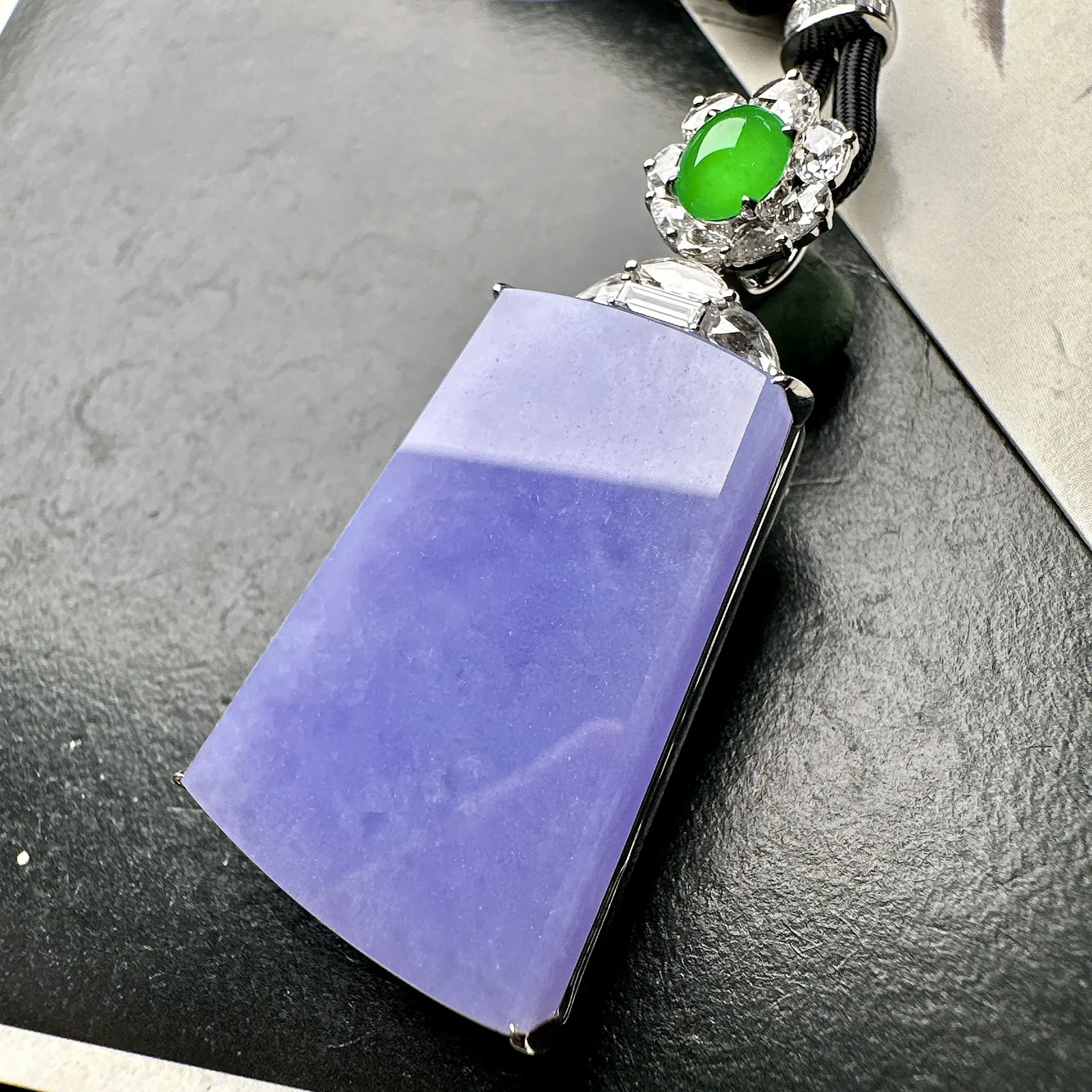 【冰种紫无事牌吊坠】少见的冰紫无事牌，质地细腻，妖紫色泽，光泽度不错，18k金钻镶嵌，裸石尺寸31.3*22.9*5.3毫米