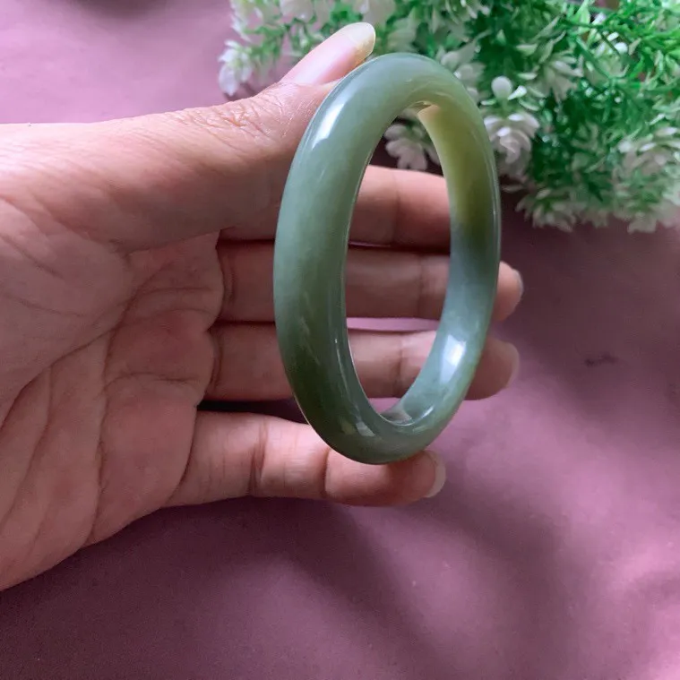 和田玉59圈口深蓝色手镯，玉质特细腻油润，高脂粉，品相超赞，萦绕腕间时，古韵不失时尚，素雅不失品味，细腻光滑的触感，使人沉醉，气质高