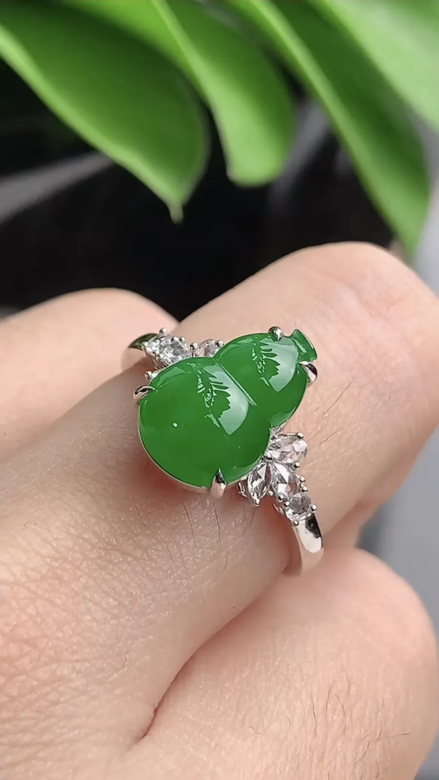a货翡翠老坑冰种18K金伴钻镶嵌阳绿葫芦戒指 圈口17.6裸石尺寸12×8.2mm 重量3.34g 1203