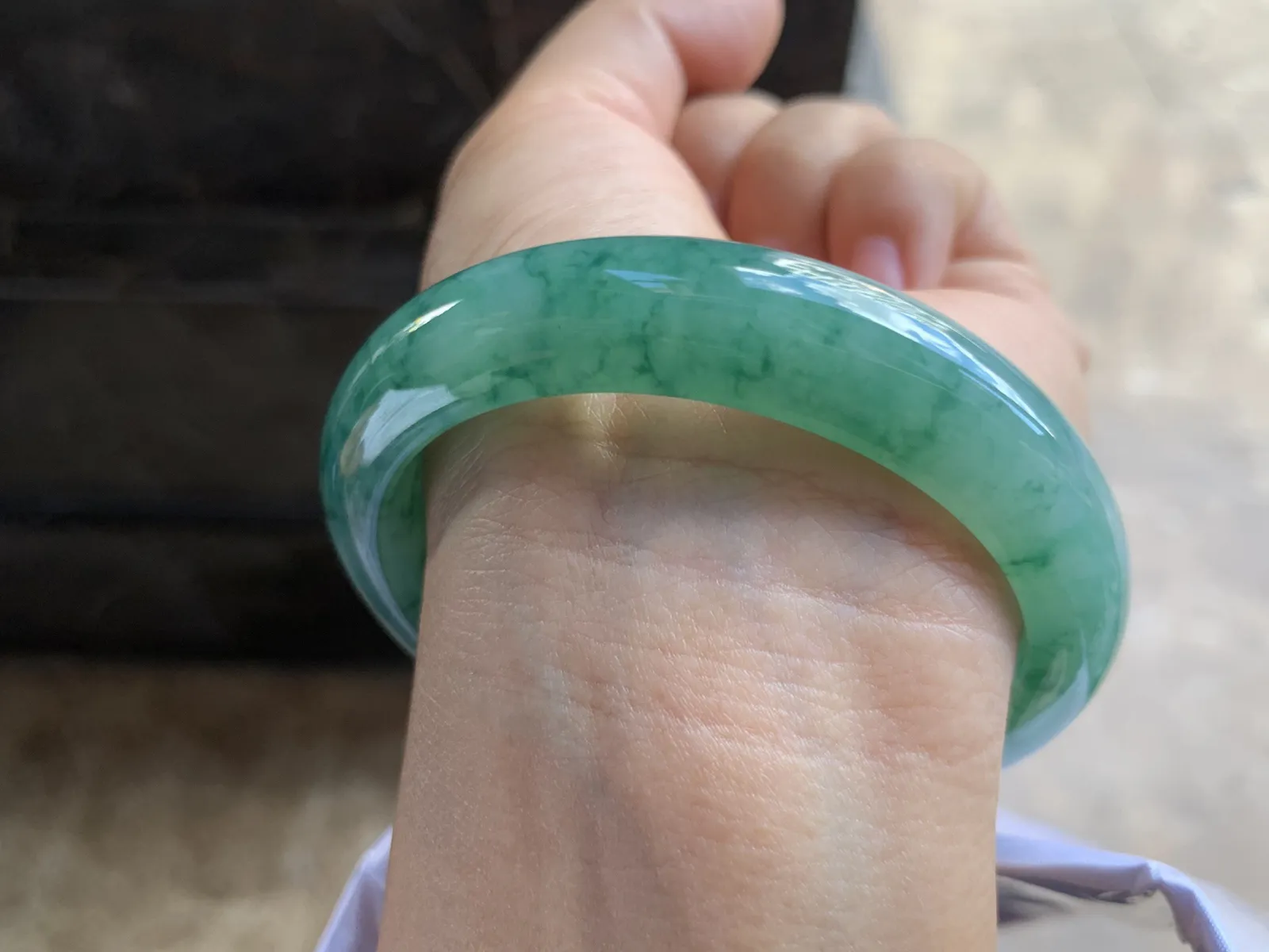 56.5-12.5-8.2mm
色花手镯 底子细腻 花色漂亮