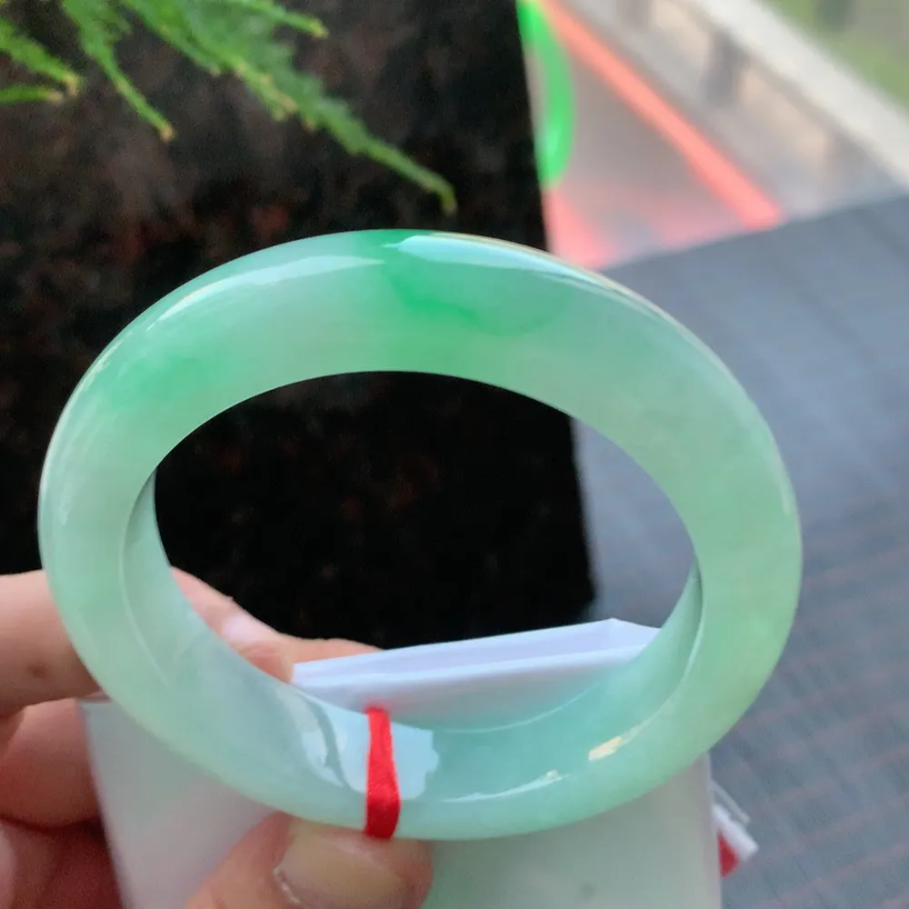 正圈高冰阳绿 无瑕 尺寸:57.5/13.3/7.1 种色兼备