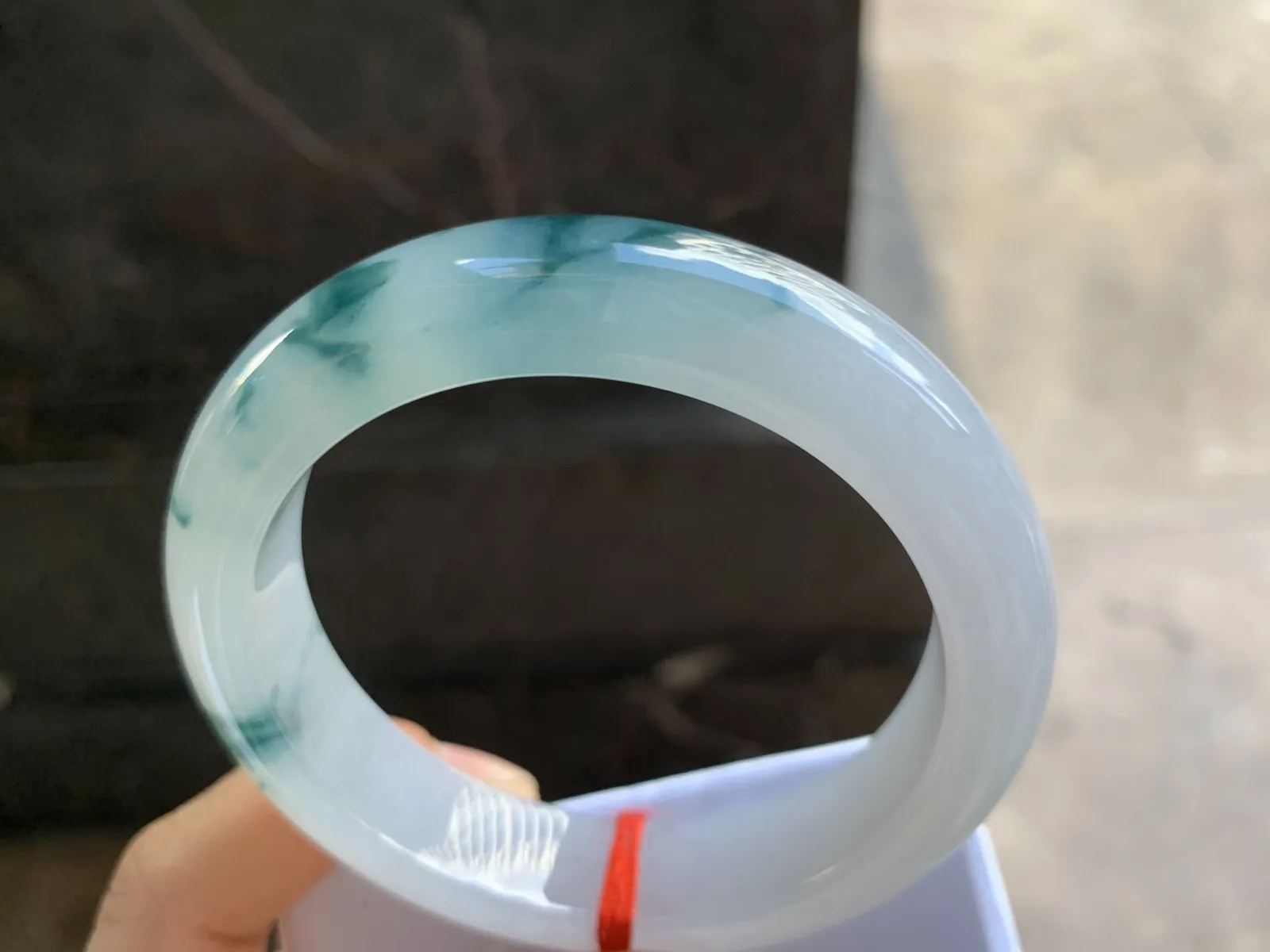 56.5-14-9.2mm
冰种飘花手镯 种好水润 干净细腻 花色漂亮