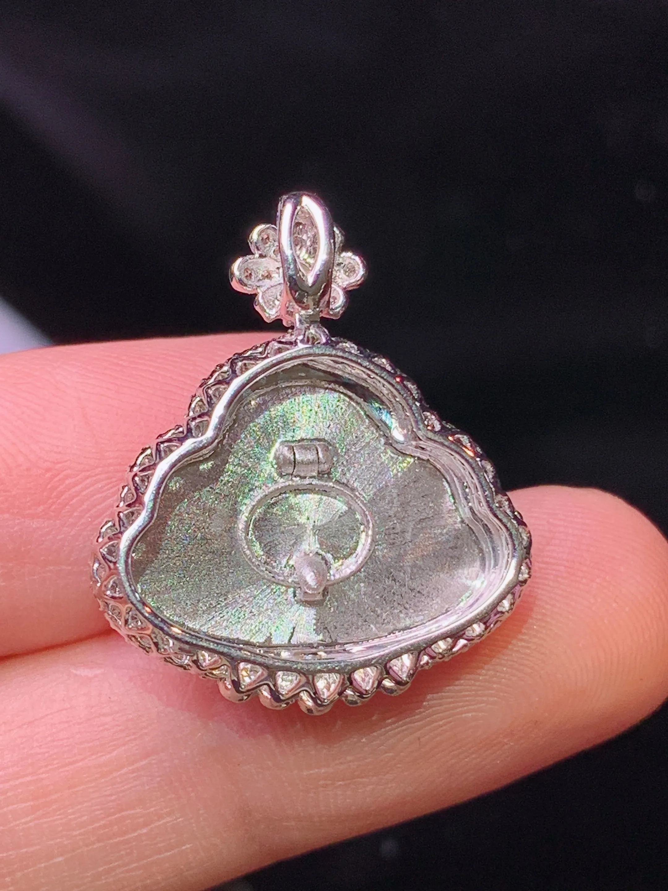 18k金钻镶嵌翠绿佛公吊坠 玉质细腻 色泽清新艳丽 整体尺寸23.8*20.3*7.5