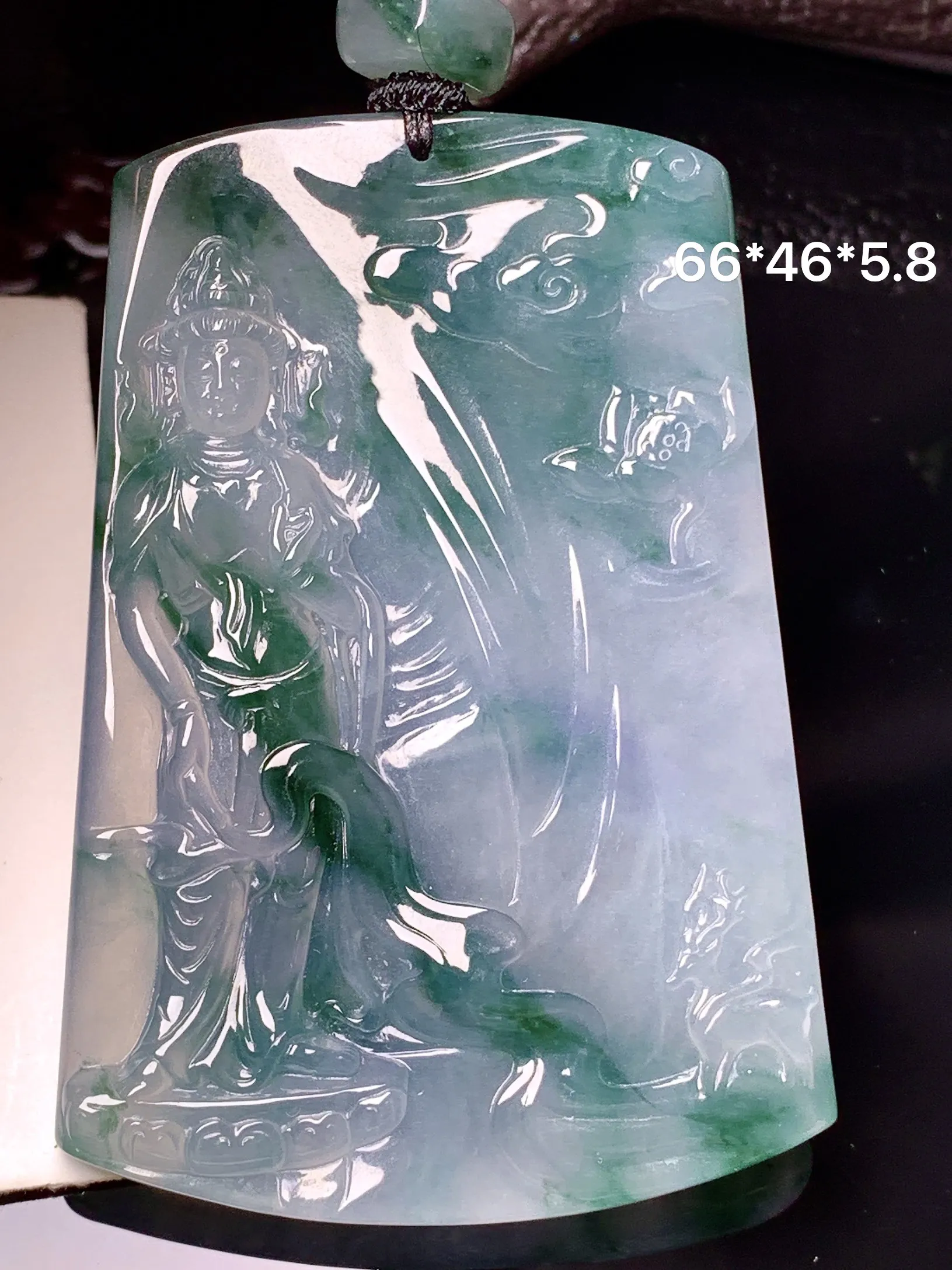 飘绿观音菩萨吊坠 玉质细腻 色泽清新艳丽 整体尺寸66*46*5.8