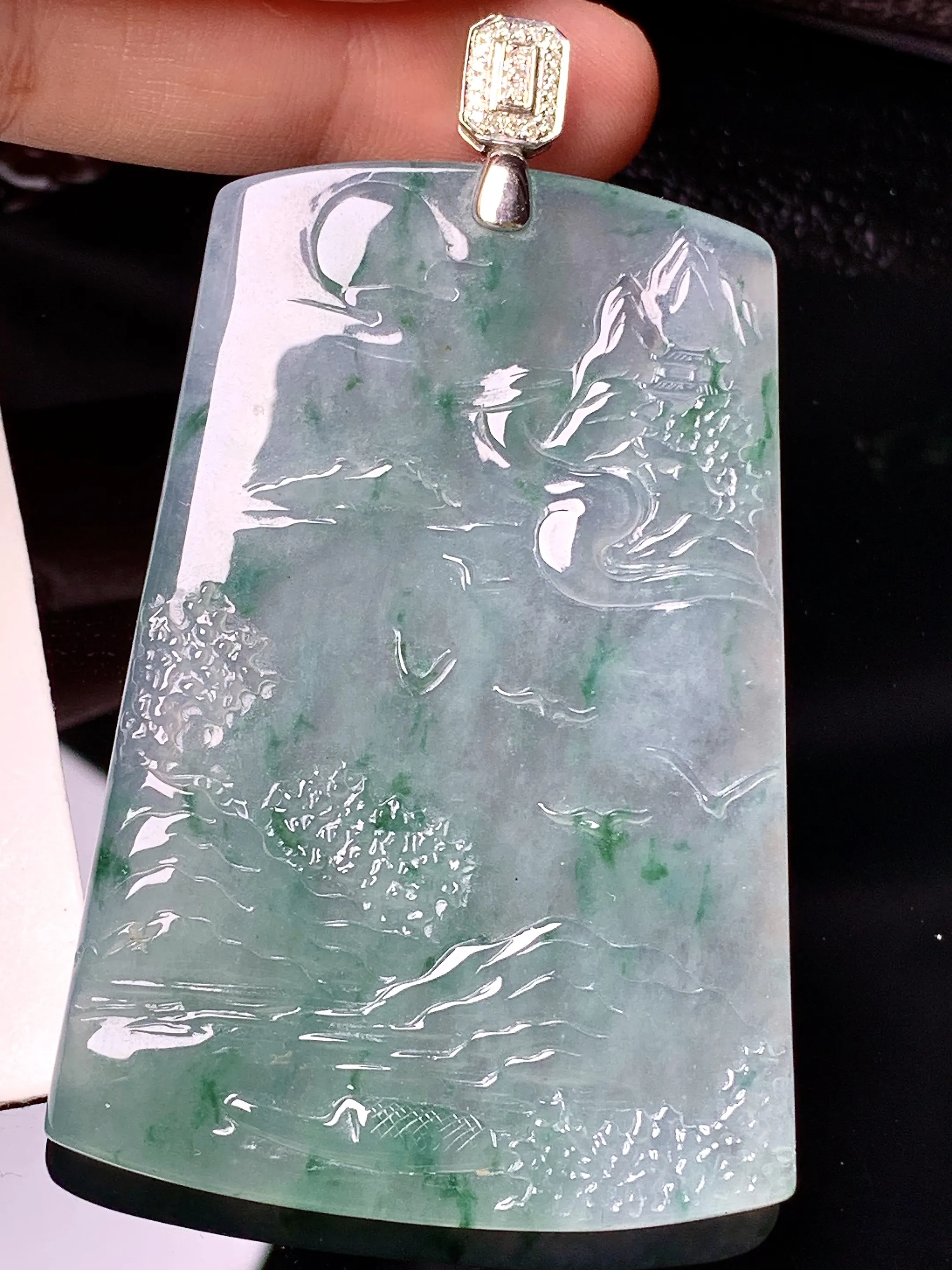 18k金钻镶嵌冰种飘绿山水牌子吊坠 玉质细腻 色泽清新艳丽 整体尺寸72*43*4.8