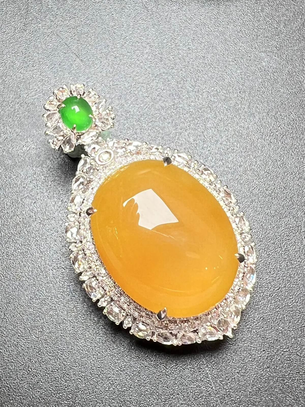 级品黄大蛋坠没有电黄底，整体尺寸43*25.5*16.1 裸石尺寸22.5*17.6*6.5