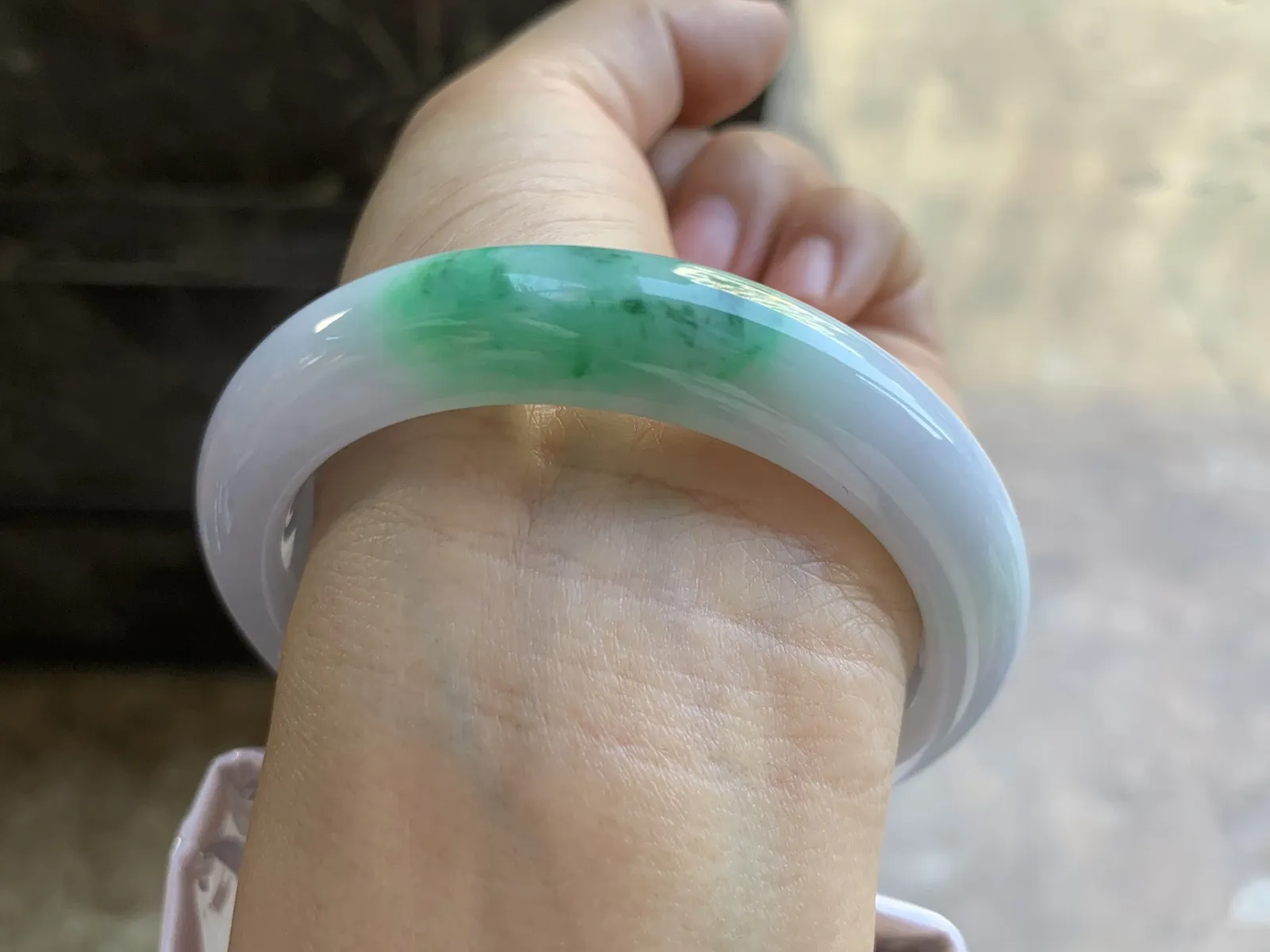 56.5-12-9mm
白底青手镯 底子细腻 颜色漂亮