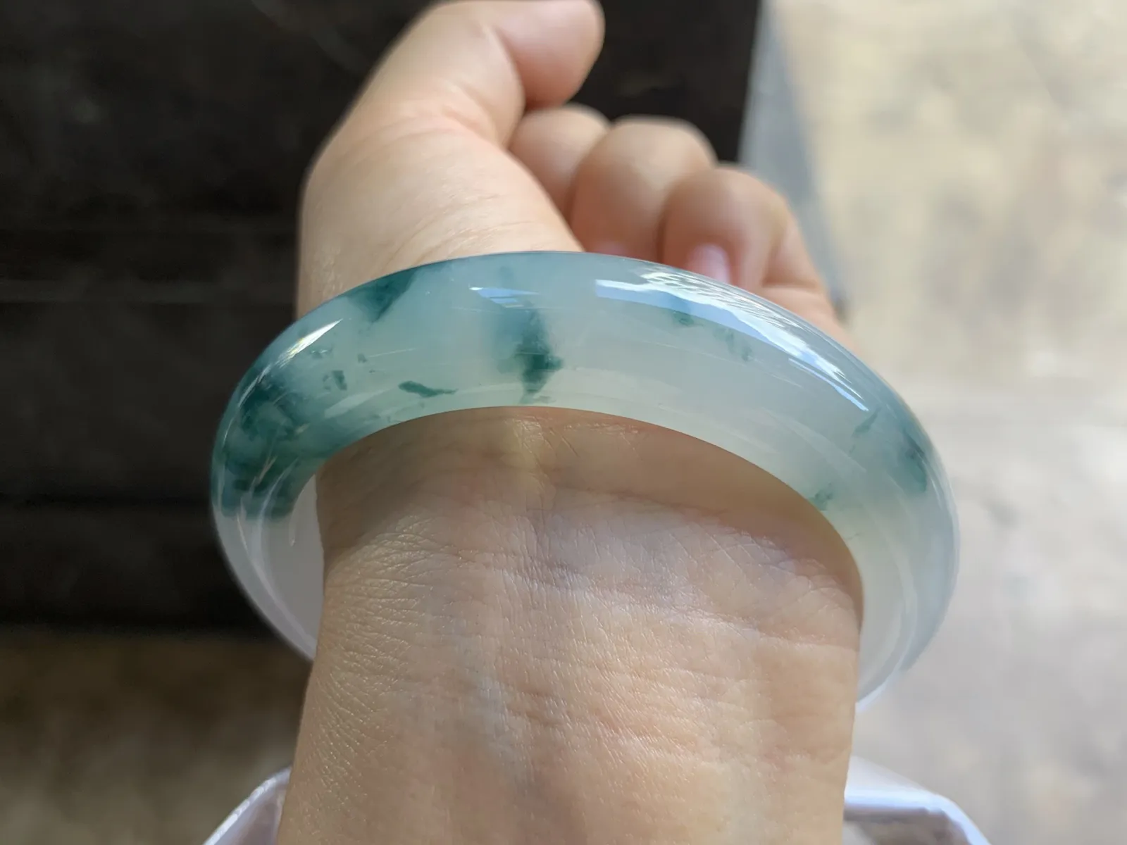 56.5-14-9.2mm
冰种飘花手镯 种好水润 干净细腻 花色漂亮