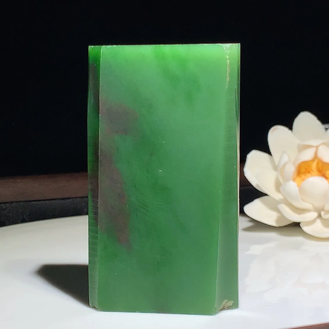 和田玉七号矿红皮料阳绿俄罗斯碧玉原石。尺寸73/42/15重133.7克。玉质细腻油润。手推出油。佩戴高端典雅。lt251203