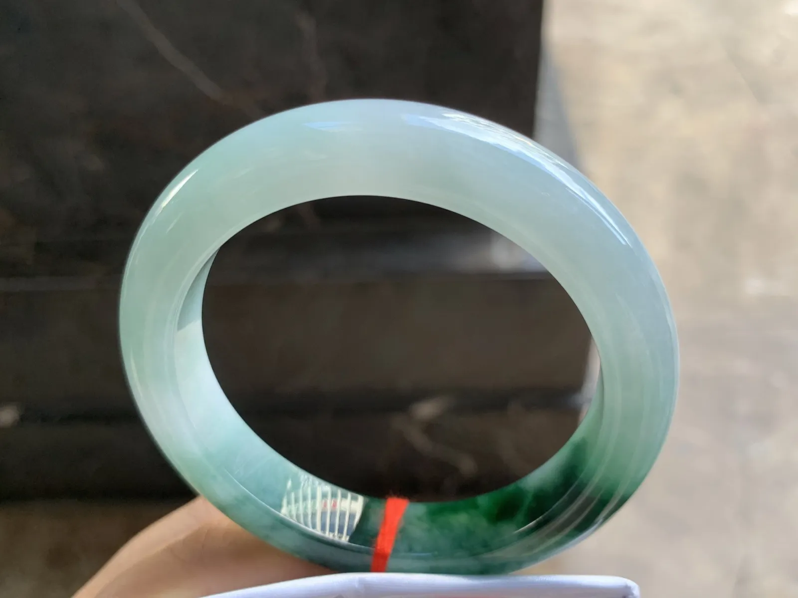 58.5-12.6-9.7mm
飘花手镯 底子细腻 花色浓郁