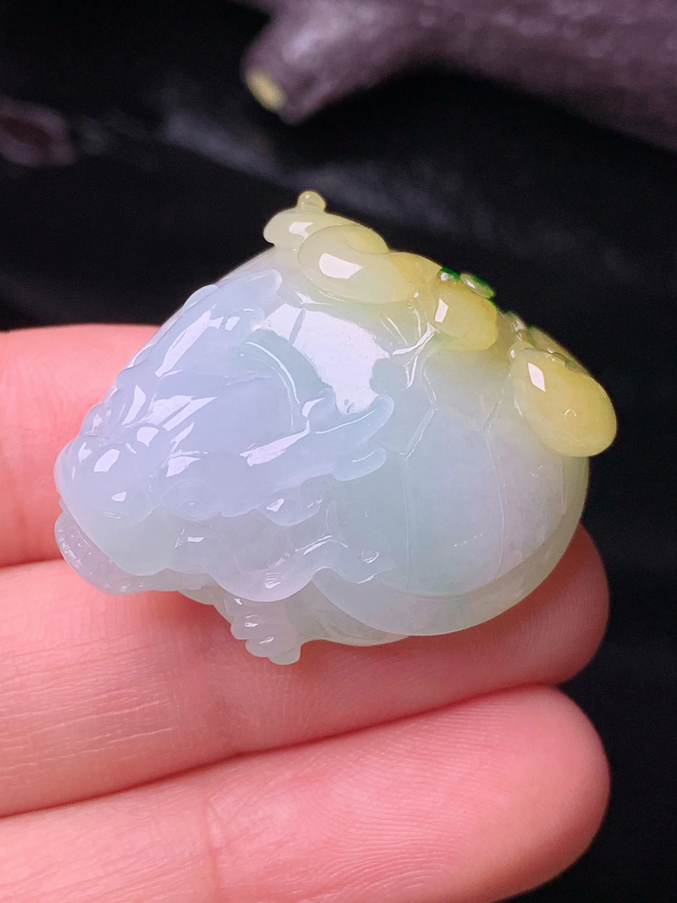 飘黄翡龙龟吊坠 玉质细腻 色泽清新艳丽 整体尺寸34.8*26.6*14