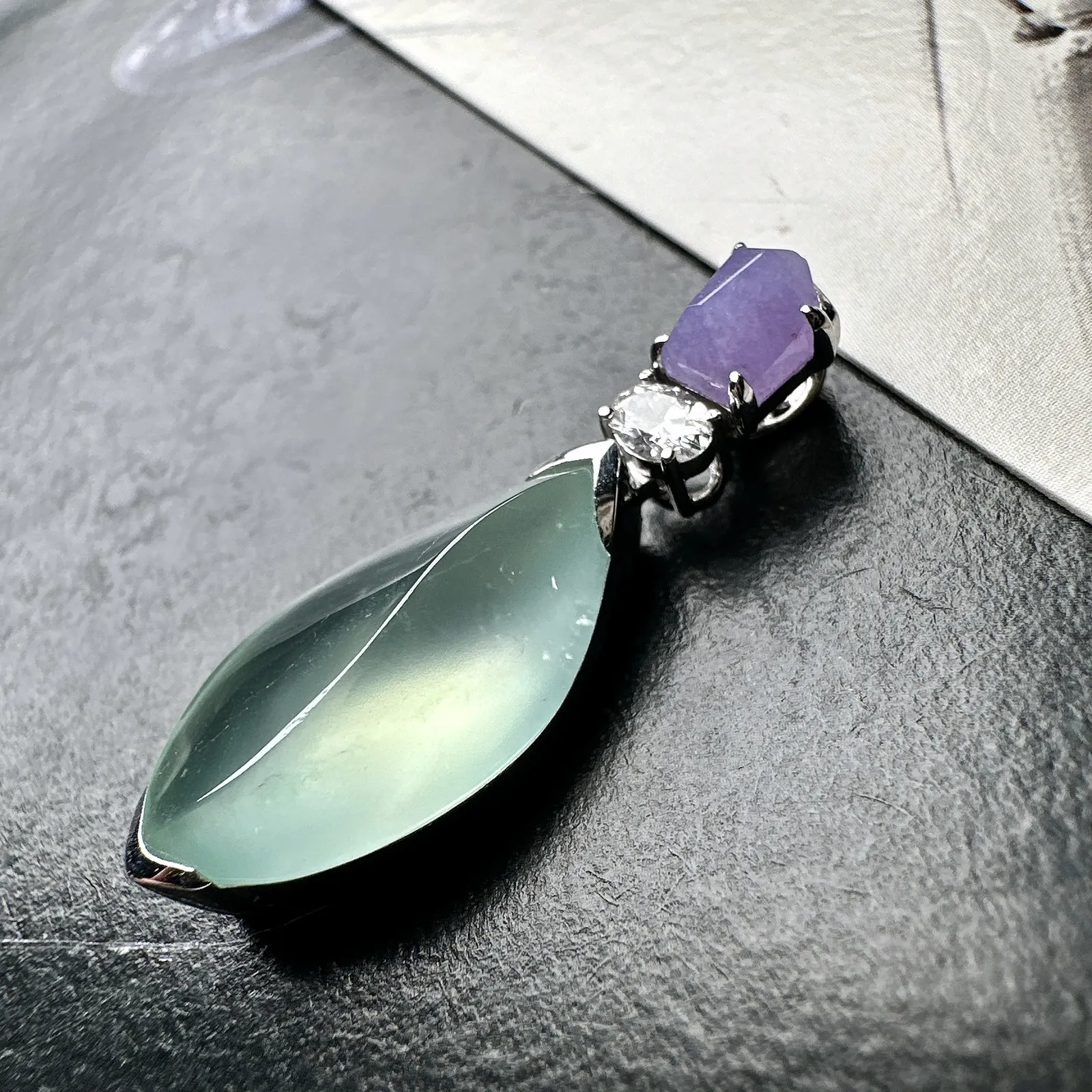 【冰种晴绿随形吊坠】质地非常细腻干净，冰润十足，种老冰透，收藏品质。18k金钻镶嵌，裸石尺寸21.5*5.6毫米