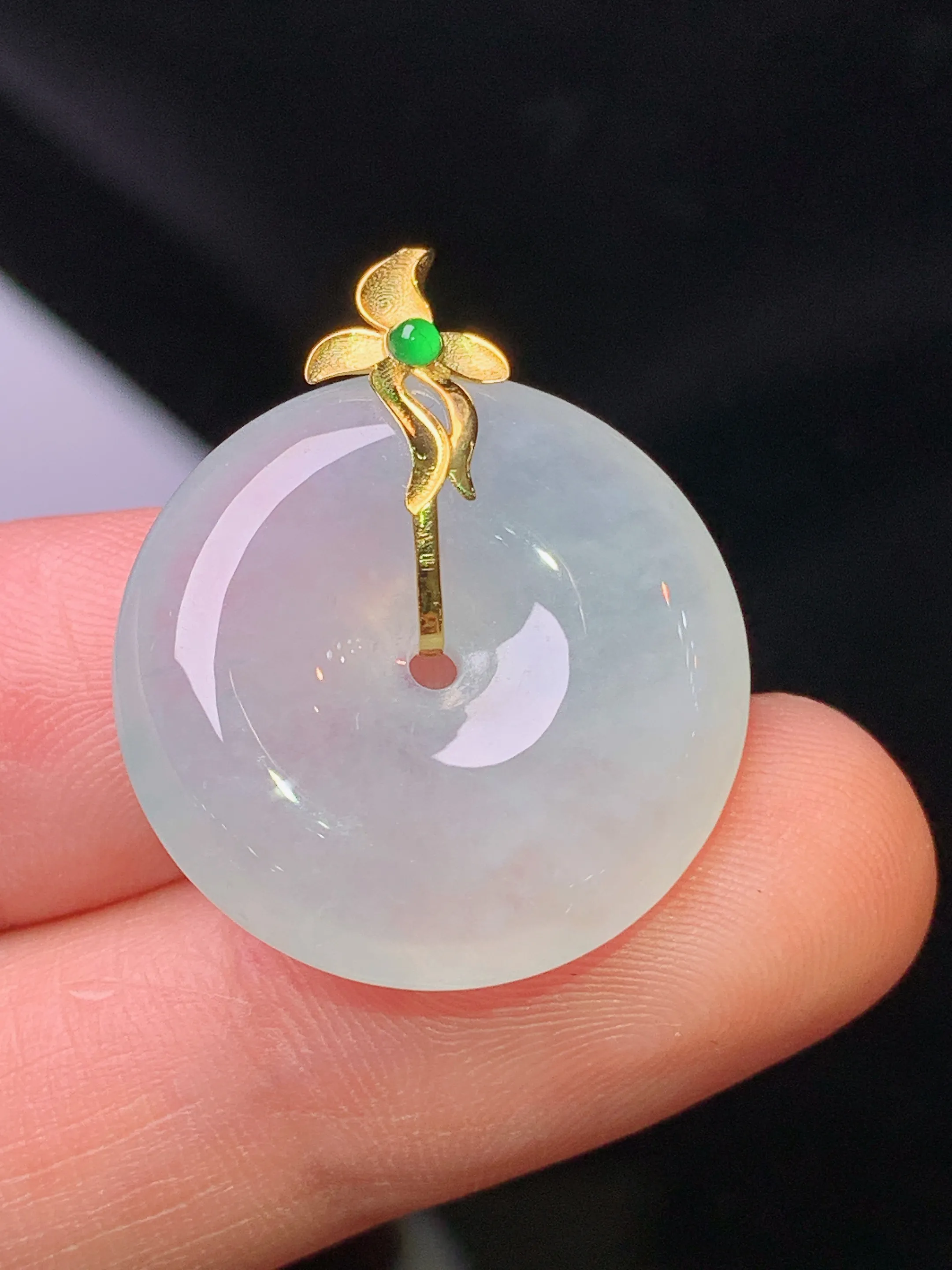 18k金镶嵌冰种平安扣吊坠 玉质细腻 色泽清新艳丽 整体尺寸26.2*21.8*5.6