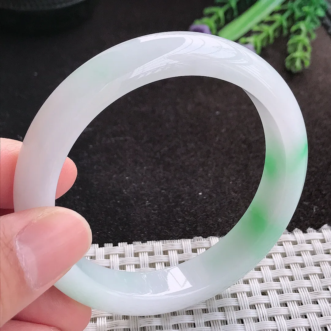 天然A货翡翠56.5/12/8.2老坑精美冰润飘绿手镯白底青宽边玉手镯