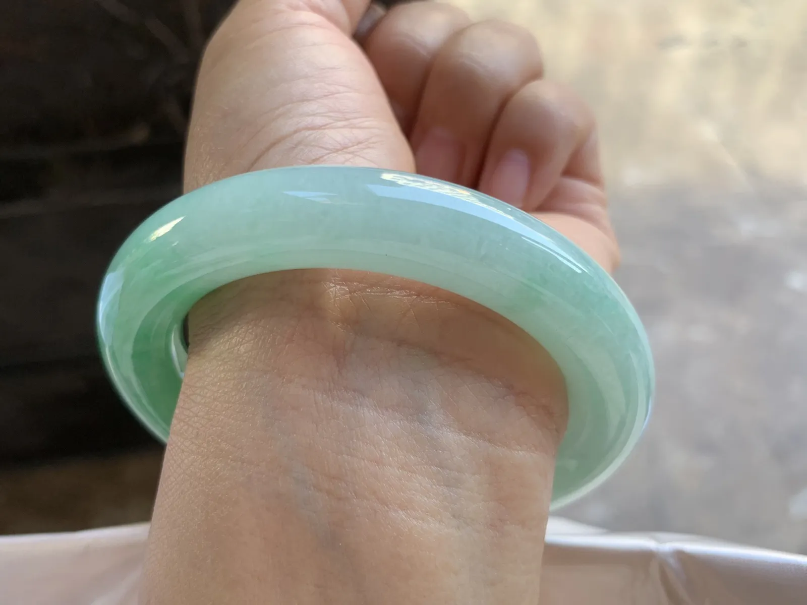 56.5-11.2mm
带色圆条手镯 底子细腻 颜色漂亮