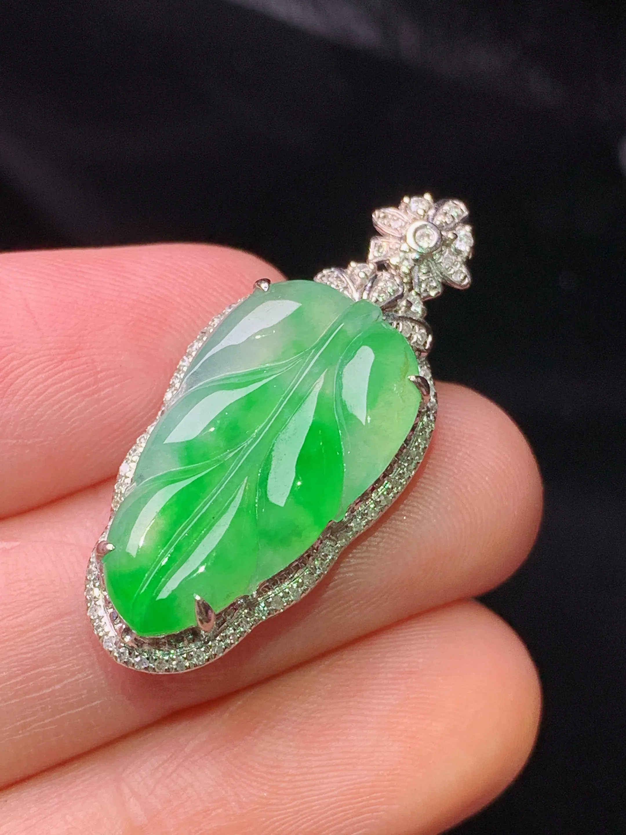 18k金钻镶嵌翠绿树叶吊坠 玉质细腻 色泽清新艳丽 整体尺寸31.5*13.8*6.8