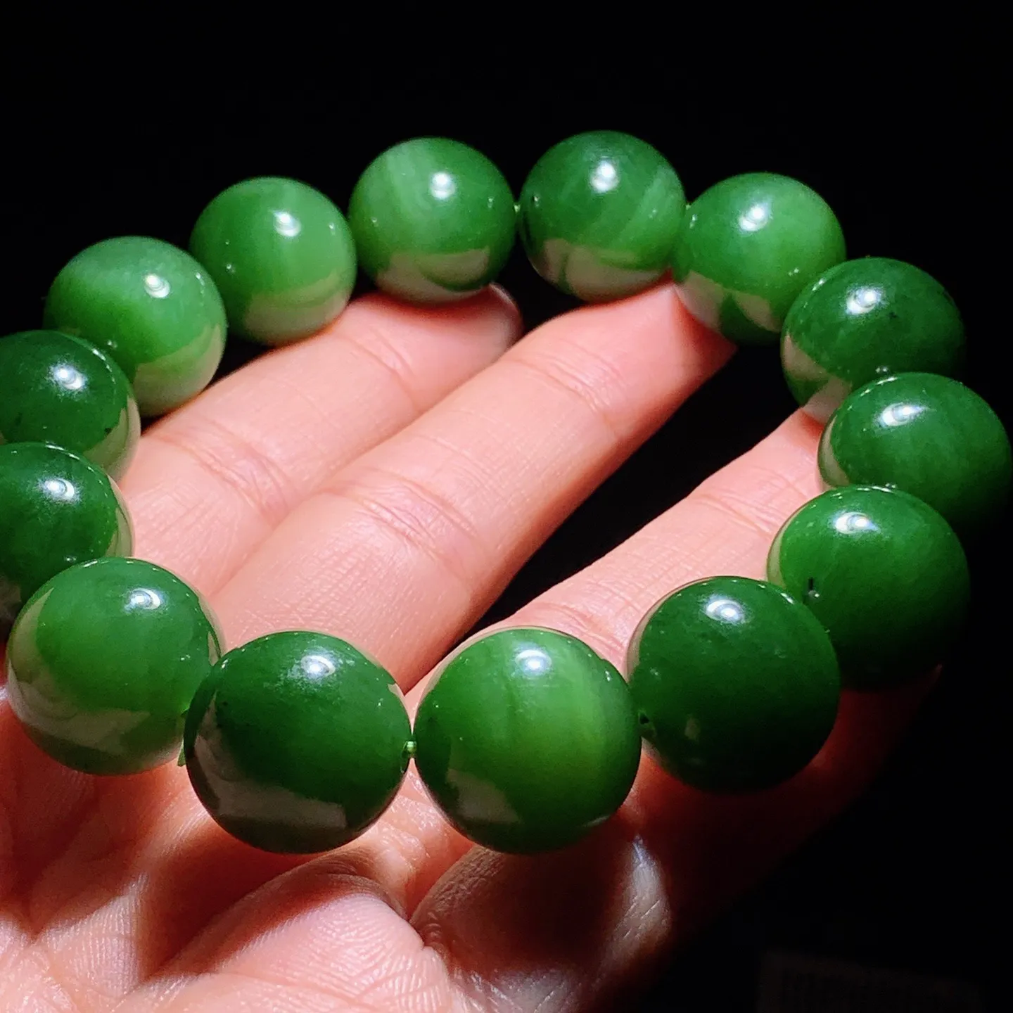 和田玉菠菜绿俄罗斯碧玉手串。单颗尺寸16！玉质细腻油润。手推出油。佩戴高端典雅。lt251203