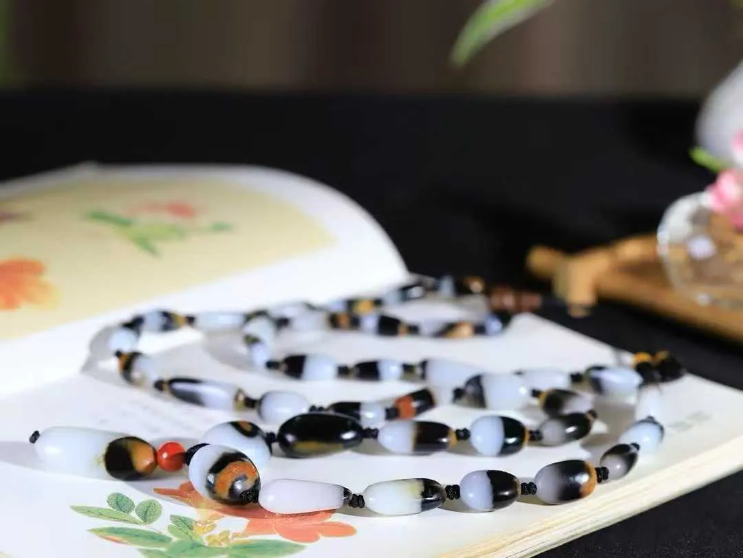 （原石挂链）

精品和田玉三色原石挂链吊坠 玉质细腻，颗颗原石 手感舒适，原石呈现出浑然天成的美感，