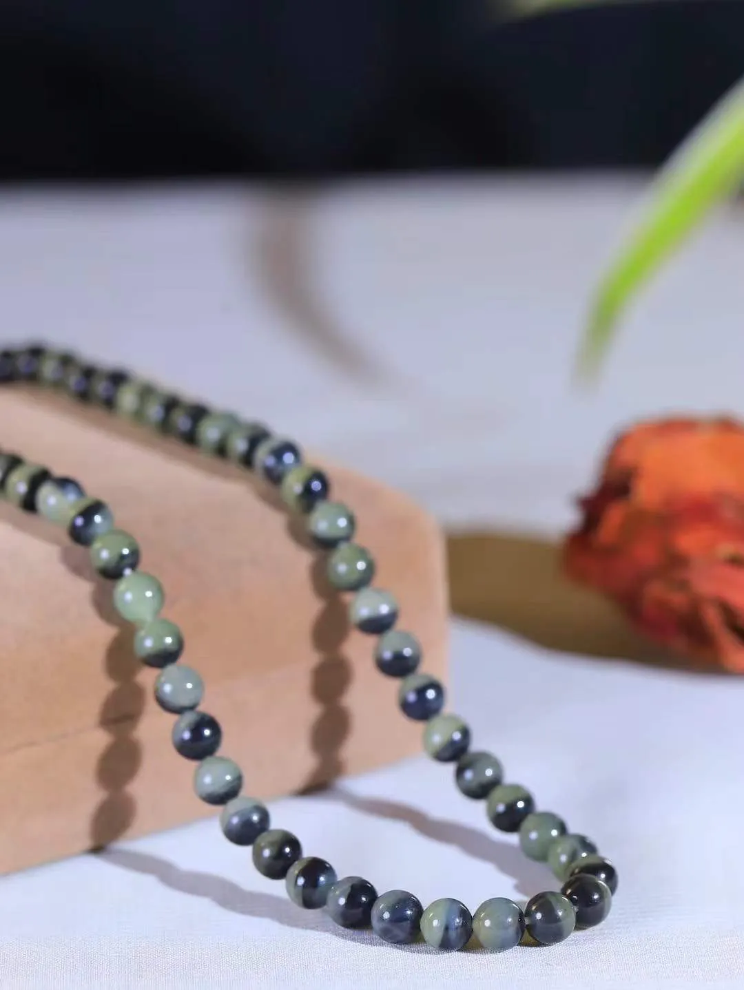 【珠圆玉润.挂链】

精品和田玉青花珠圆玉润挂链 玉质温润细腻 油性十足 佩戴舒适。珠珠落玉盘，间关莺语花底滑，一生美好时光，无论身在何处，都有它相伴相守。事事顺遂，幸福美满，吉祥如意。重35克 尺寸取一6mm 11120333A