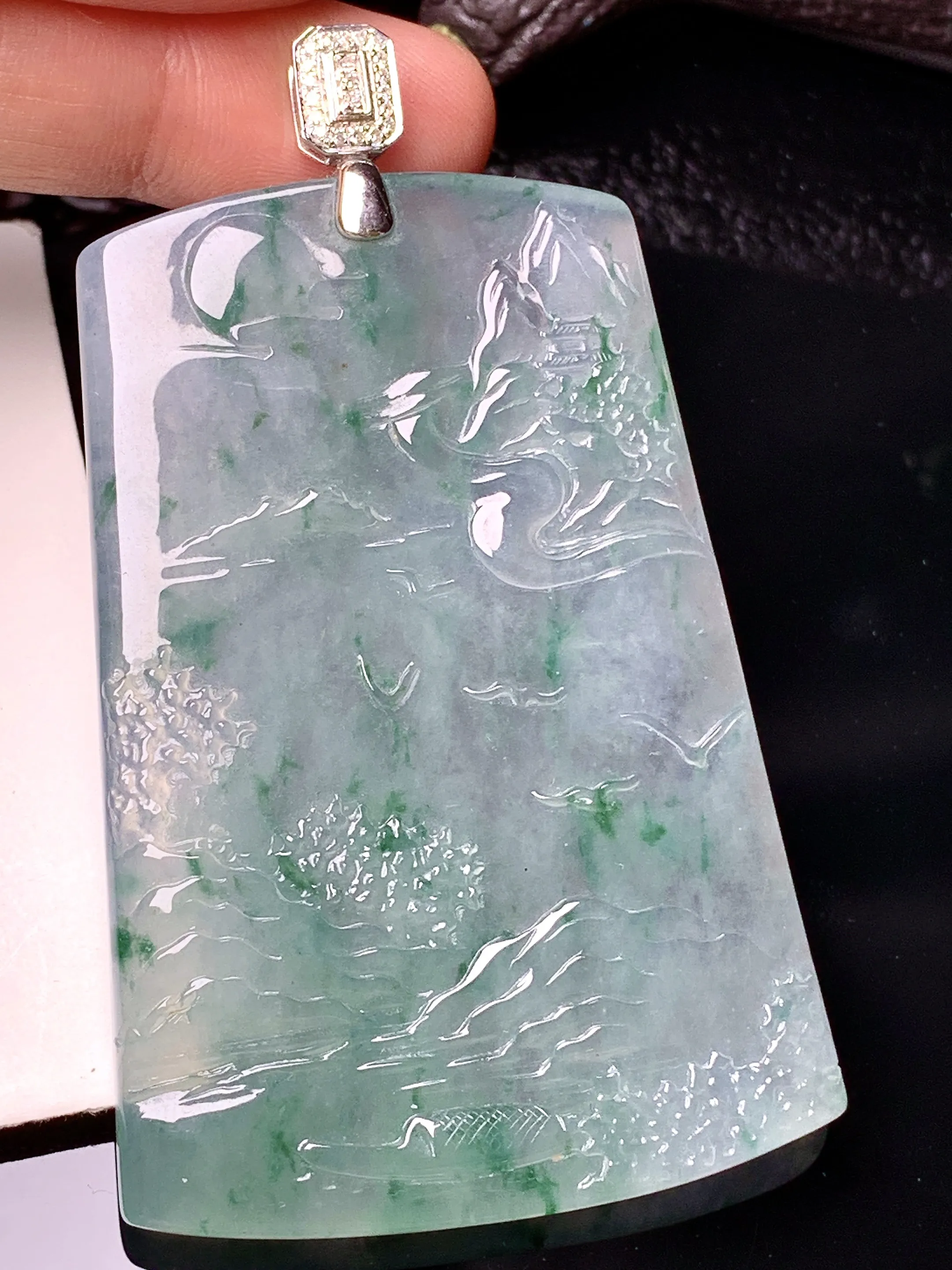 18k金钻镶嵌冰种飘绿山水牌子吊坠 玉质细腻 色泽清新艳丽 整体尺寸72*43*4.8