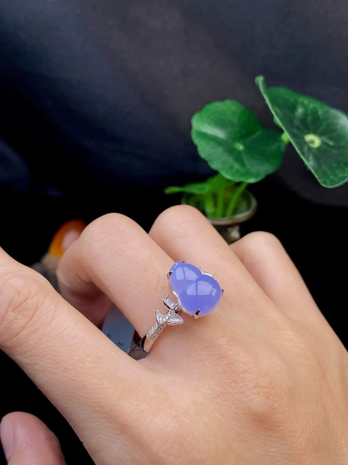 【冰种紫葫芦戒指】质地细腻，冰透纯净，唯美漂亮，珍藏品质，18K金钻镶嵌，裸石尺寸12.2*9.8*5毫米，佩戴很漂亮。