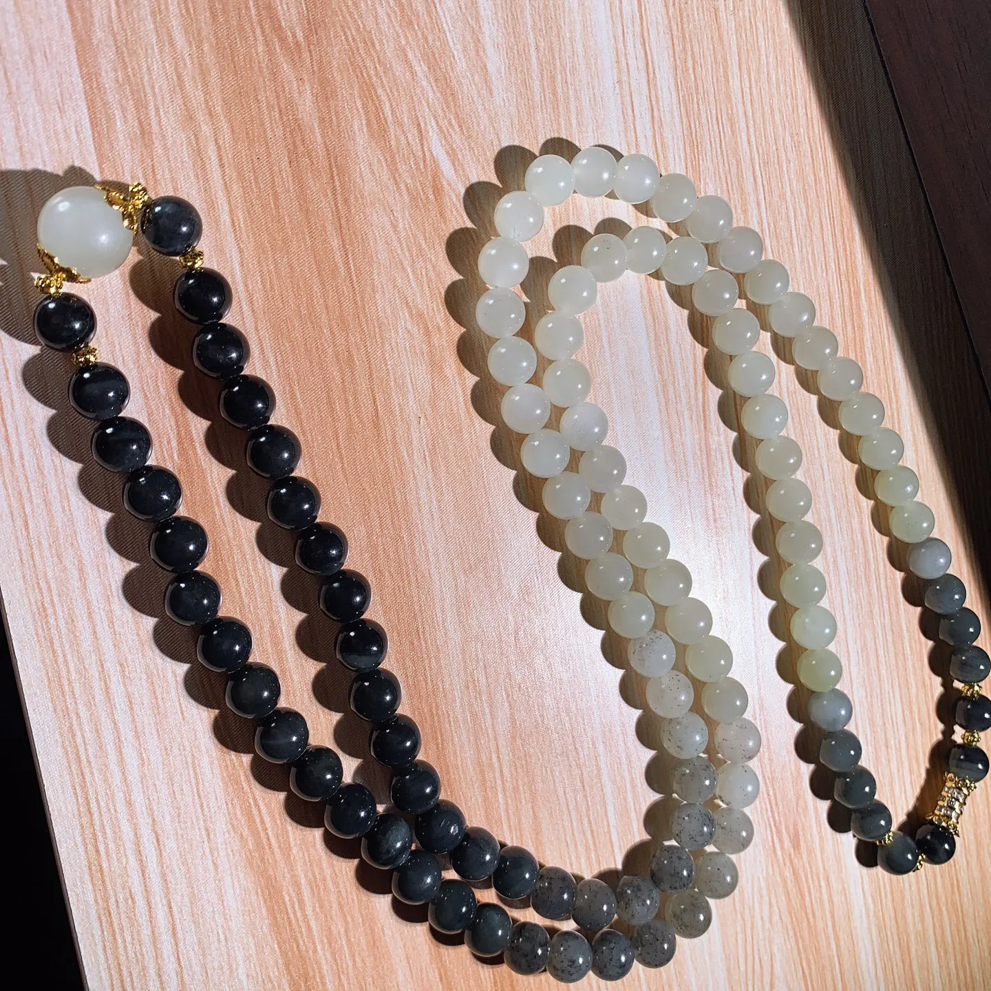 新疆和田玉籽料青花108佛珠项链。单颗尺寸8！玉质细腻油润。手推出油。佩戴高端典雅。lt251203